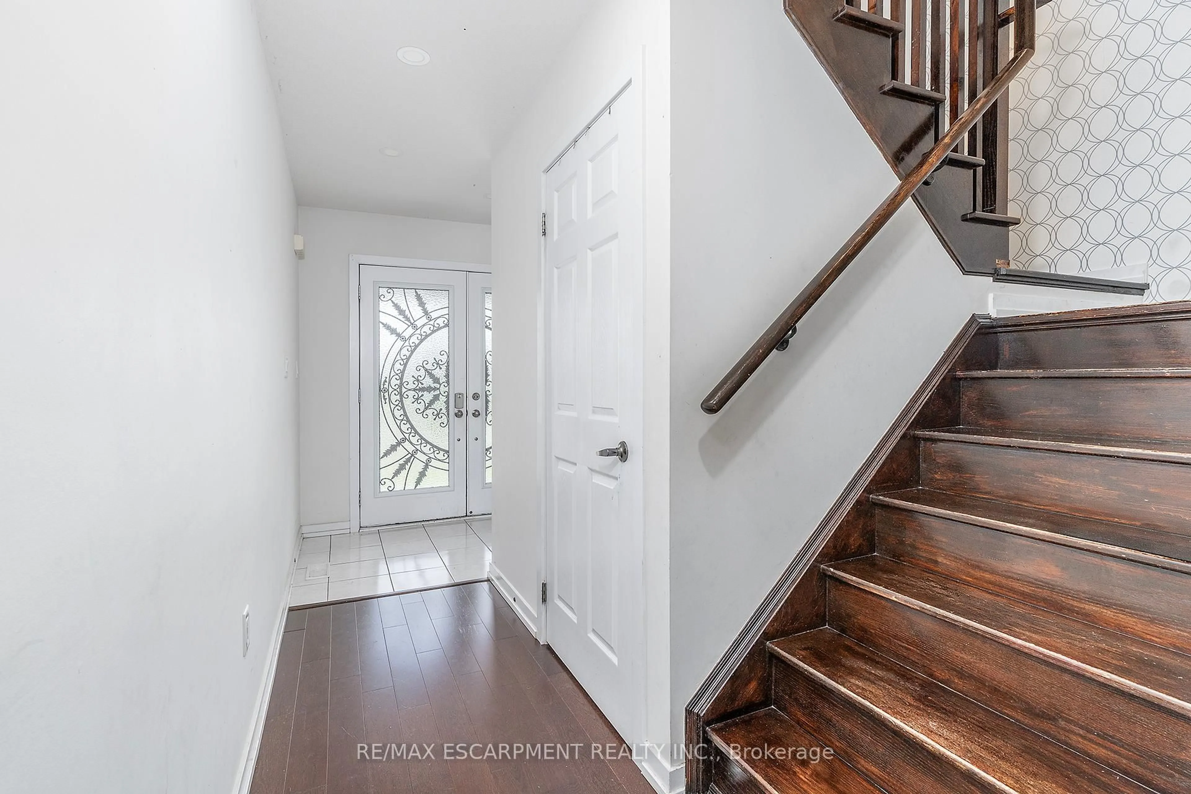 Indoor entryway for 32 Hedges Cres, Hamilton Ontario L8J 1X5
