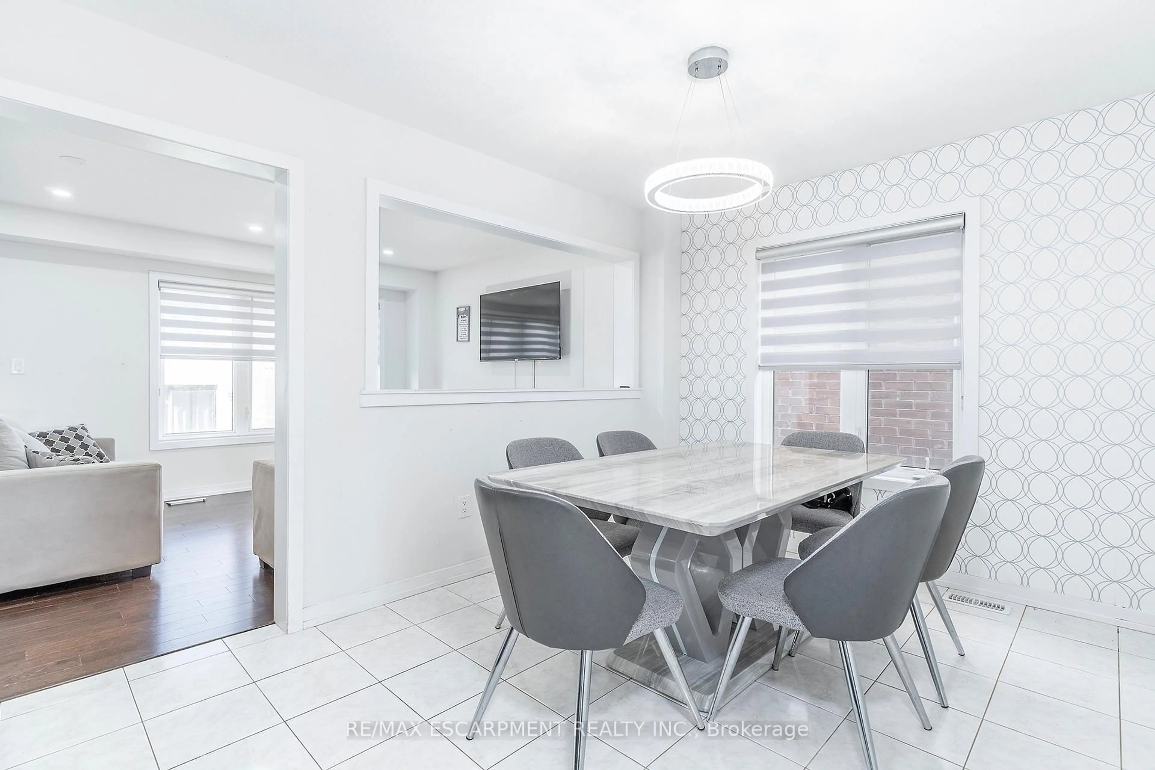 Dining room, ceramic/tile floor for 32 Hedges Cres, Hamilton Ontario L8J 1X5