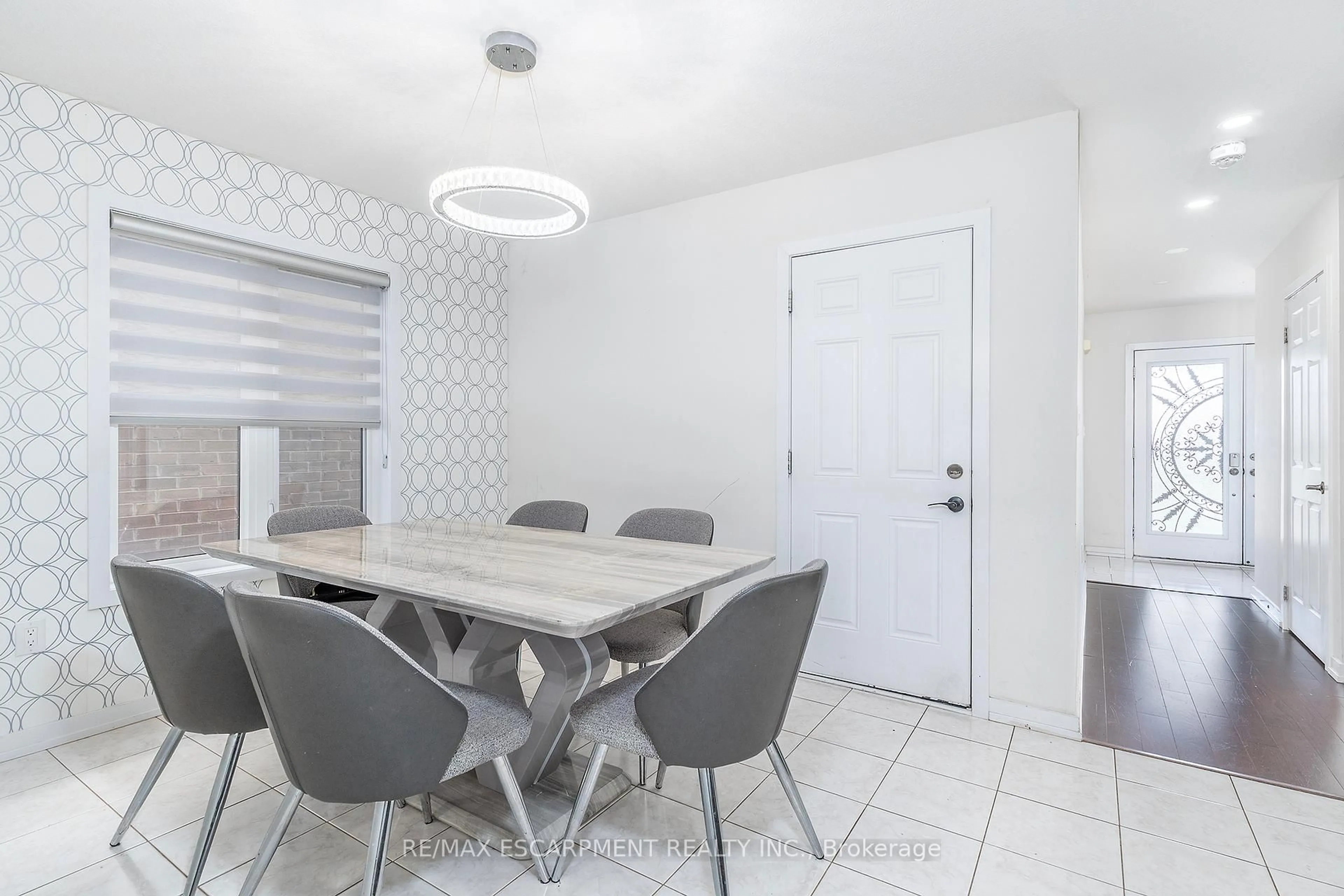 Dining room, ceramic/tile floor for 32 Hedges Cres, Hamilton Ontario L8J 1X5
