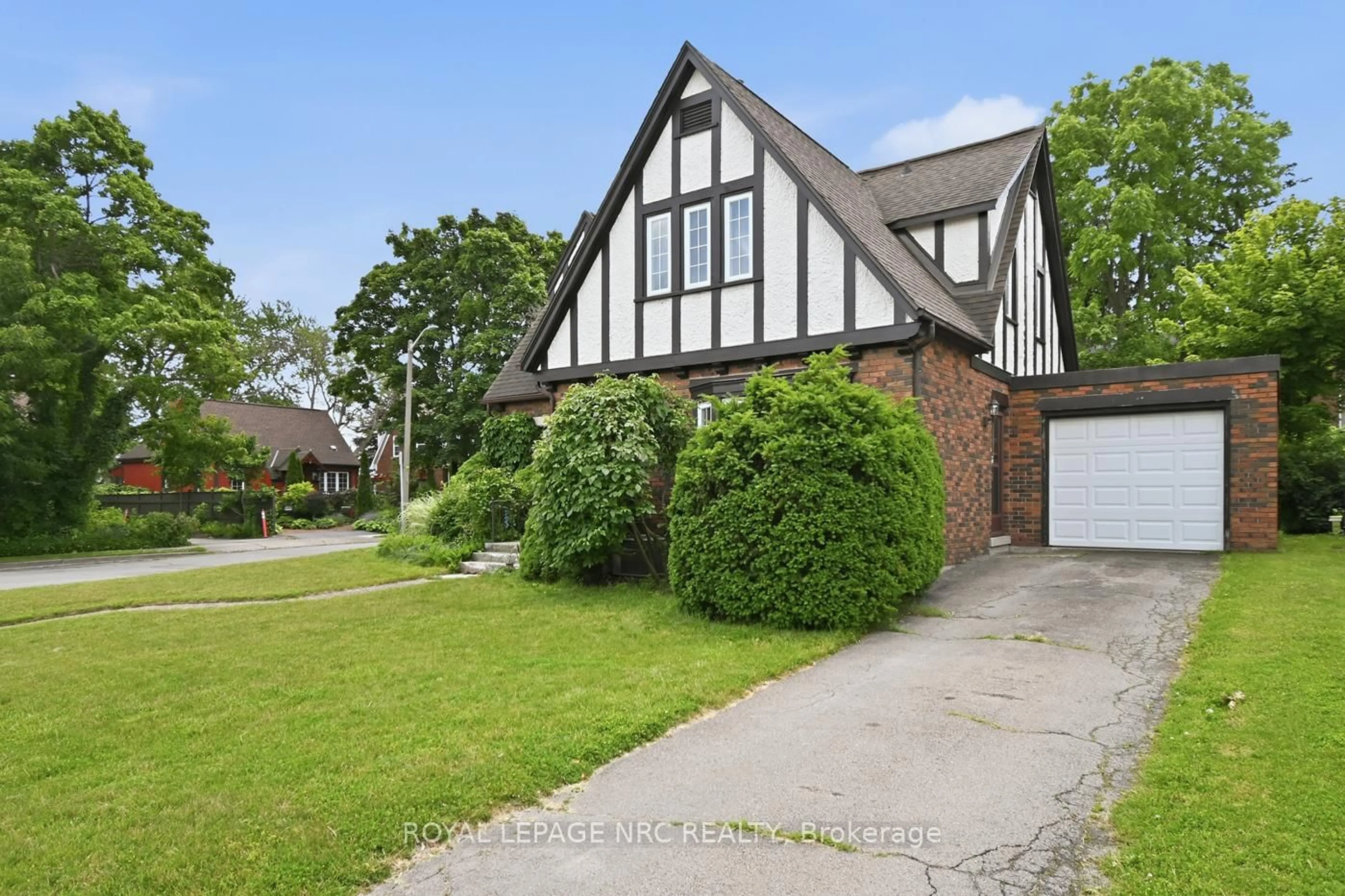 Home with brick exterior material, street for 6040 Latshaw St, Niagara Falls Ontario L2G 1R2