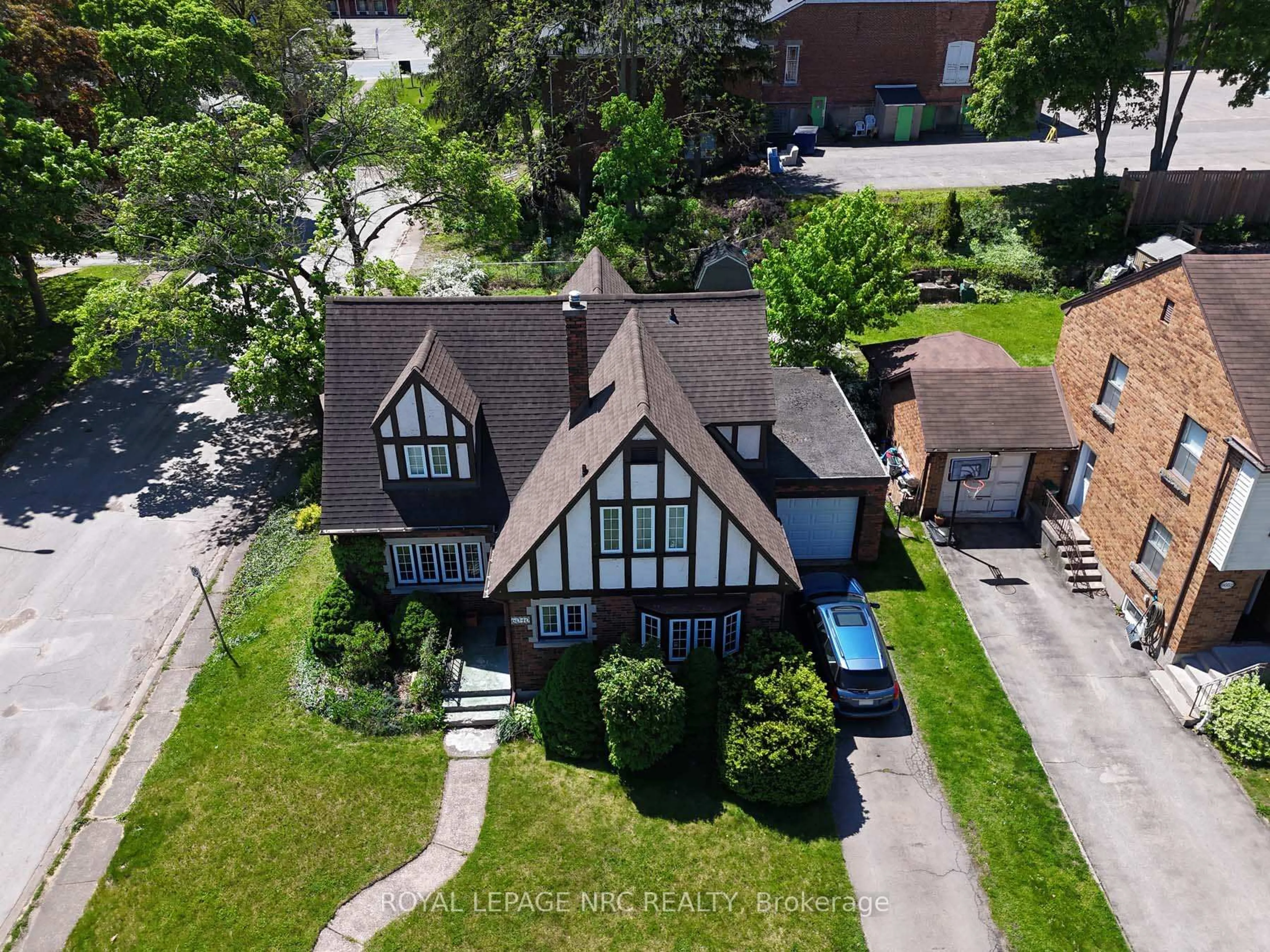 A pic from outside/outdoor area/front of a property/back of a property/a pic from drone, street for 6040 Latshaw St, Niagara Falls Ontario L2G 1R2