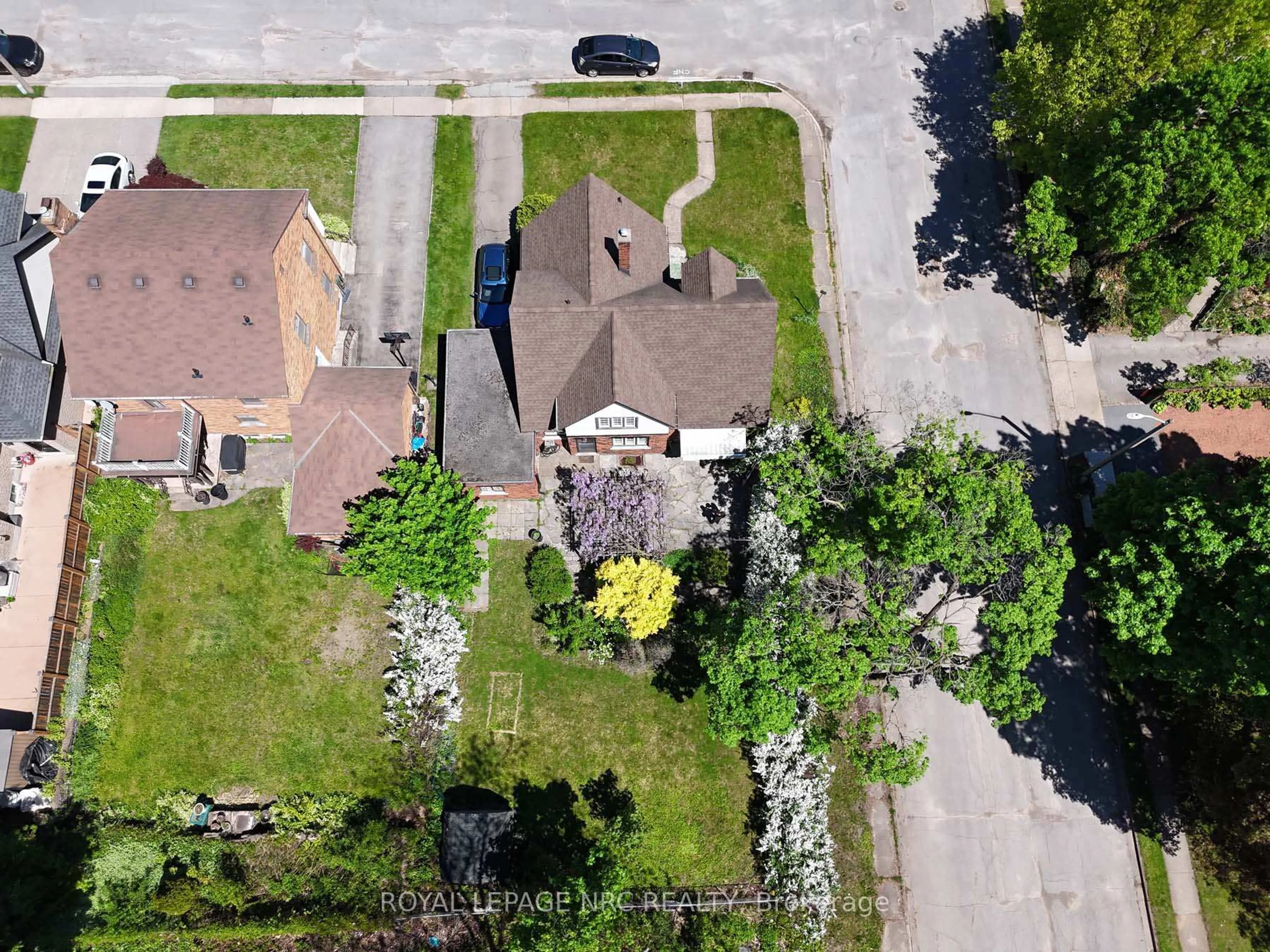 A pic from outside/outdoor area/front of a property/back of a property/a pic from drone, street for 6040 Latshaw St, Niagara Falls Ontario L2G 1R2