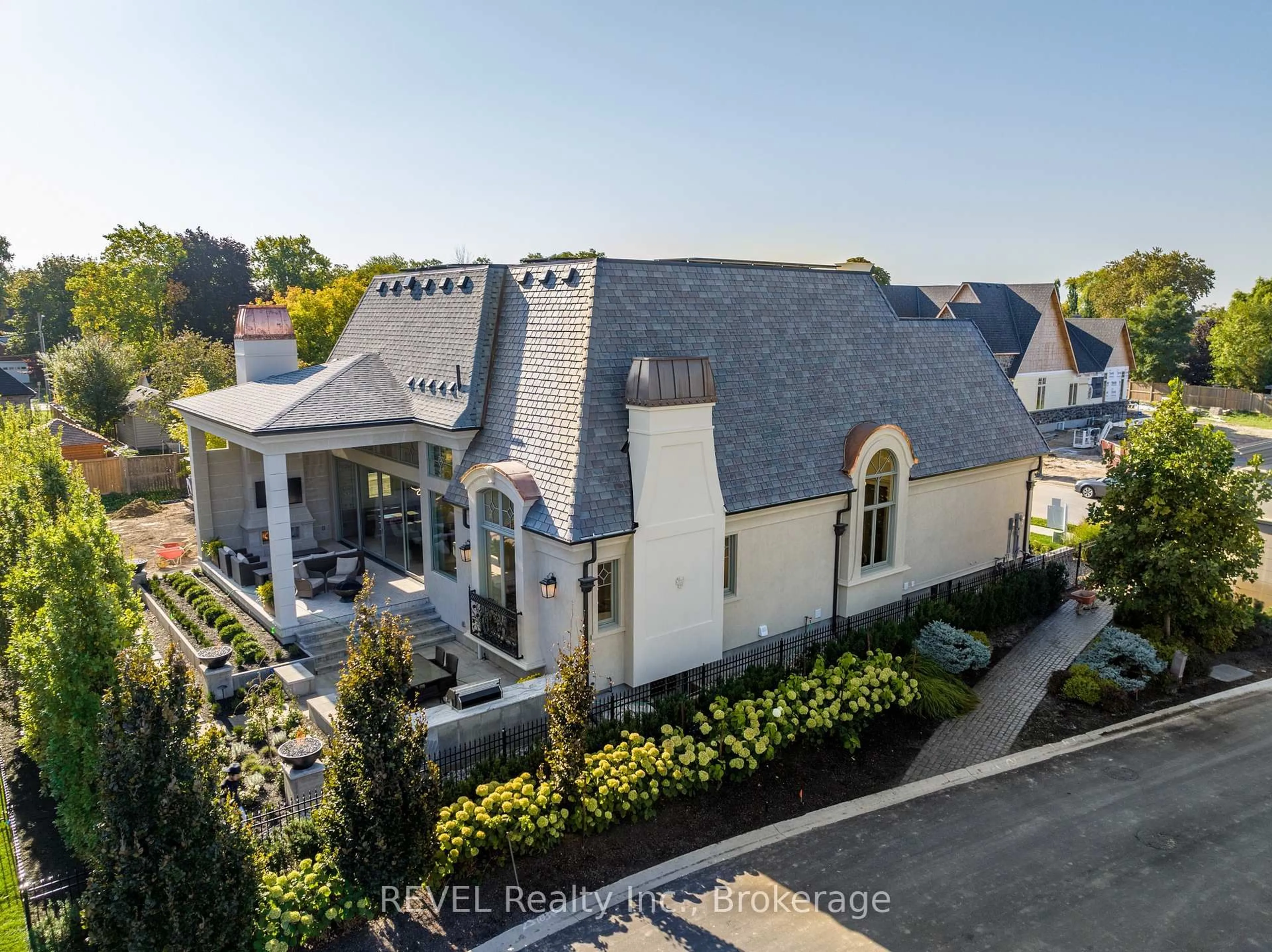 A pic from outside/outdoor area/front of a property/back of a property/a pic from drone, street for 28 Cottage St, Niagara-on-the-Lake Ontario L0S 1J0