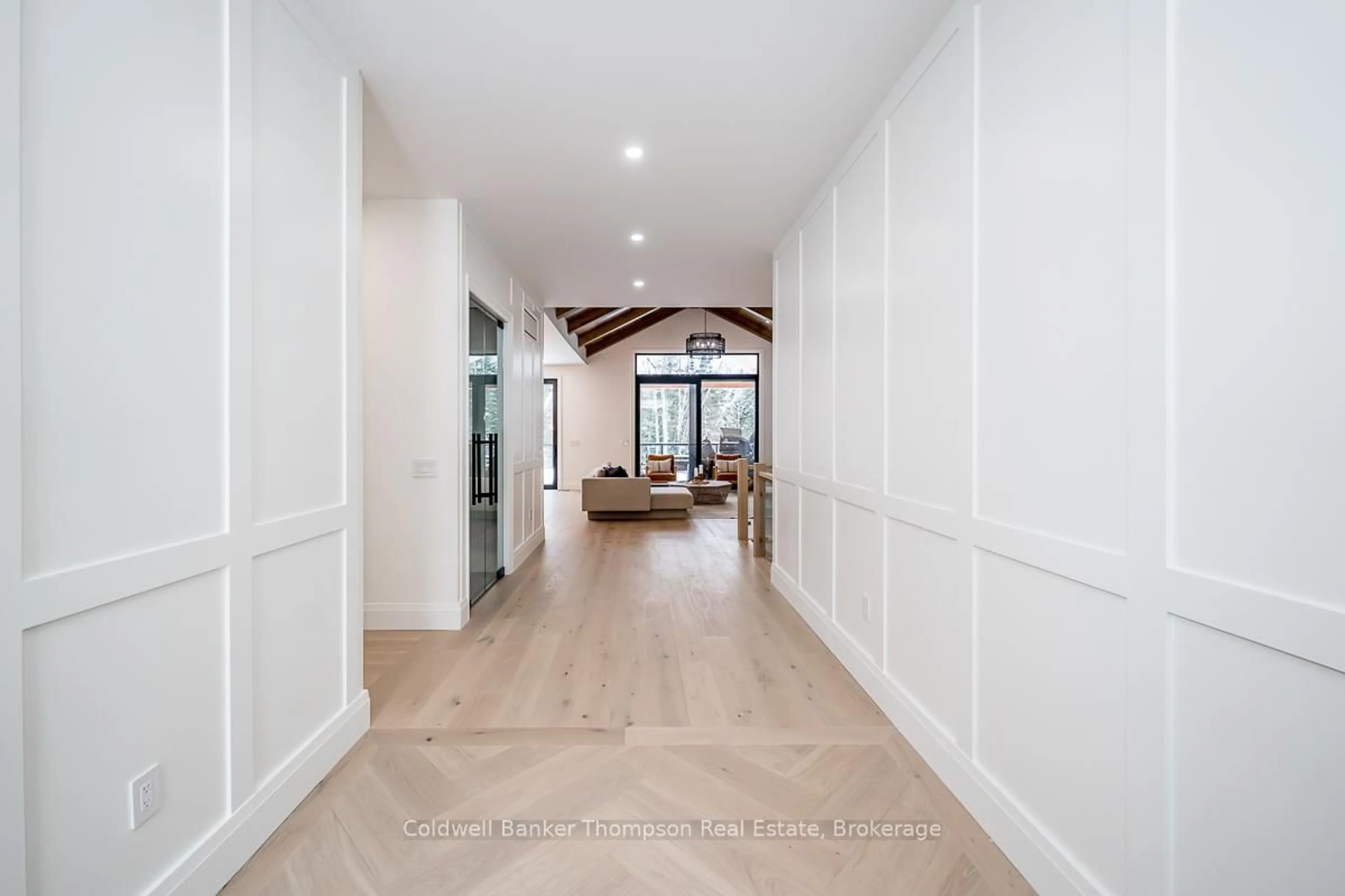 Indoor foyer for 11 Glen Eagle Crt, Huntsville Ontario P1H 1B1