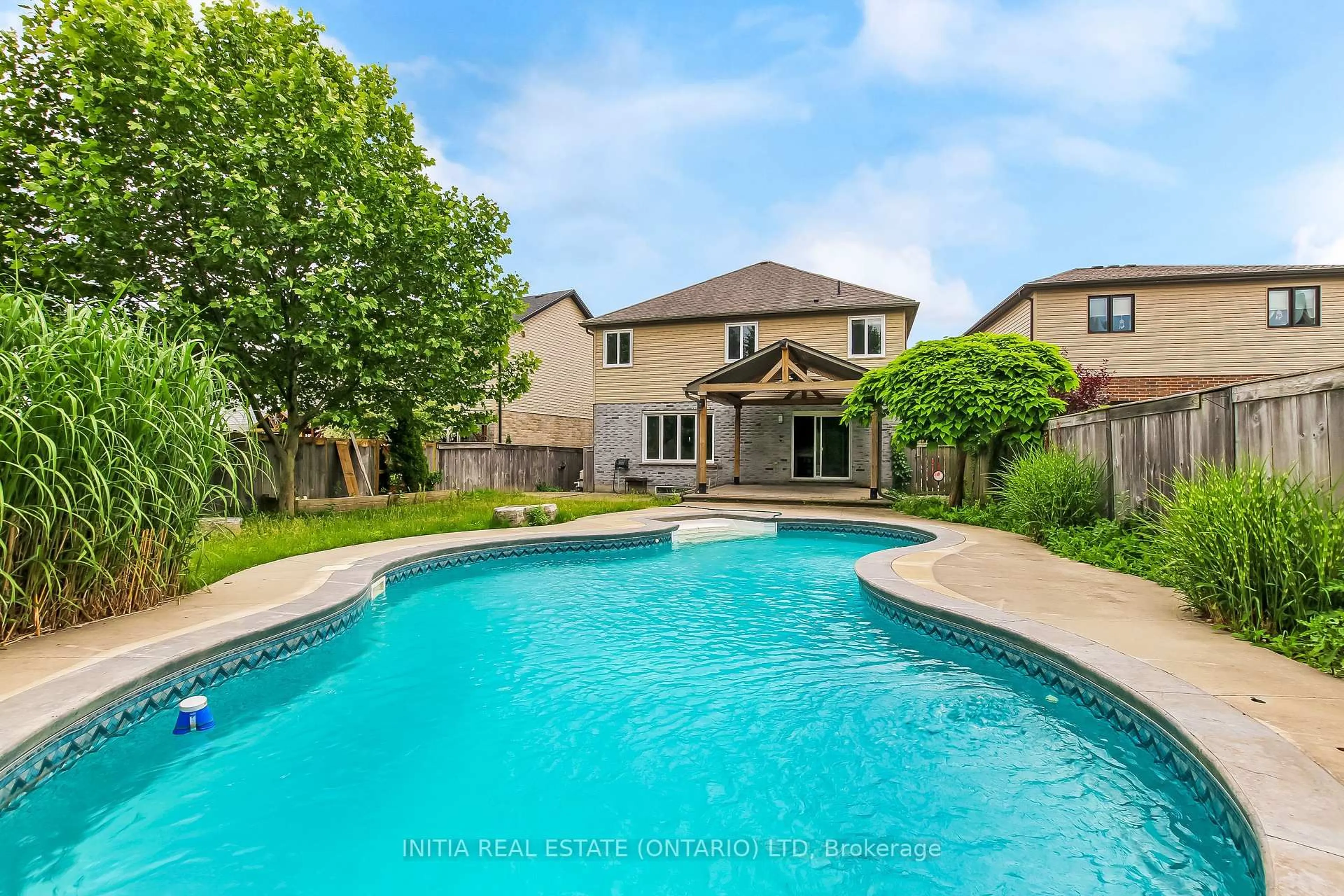 Pool for 1082 Oakcrossing Rd, London North Ontario N6H 0A8