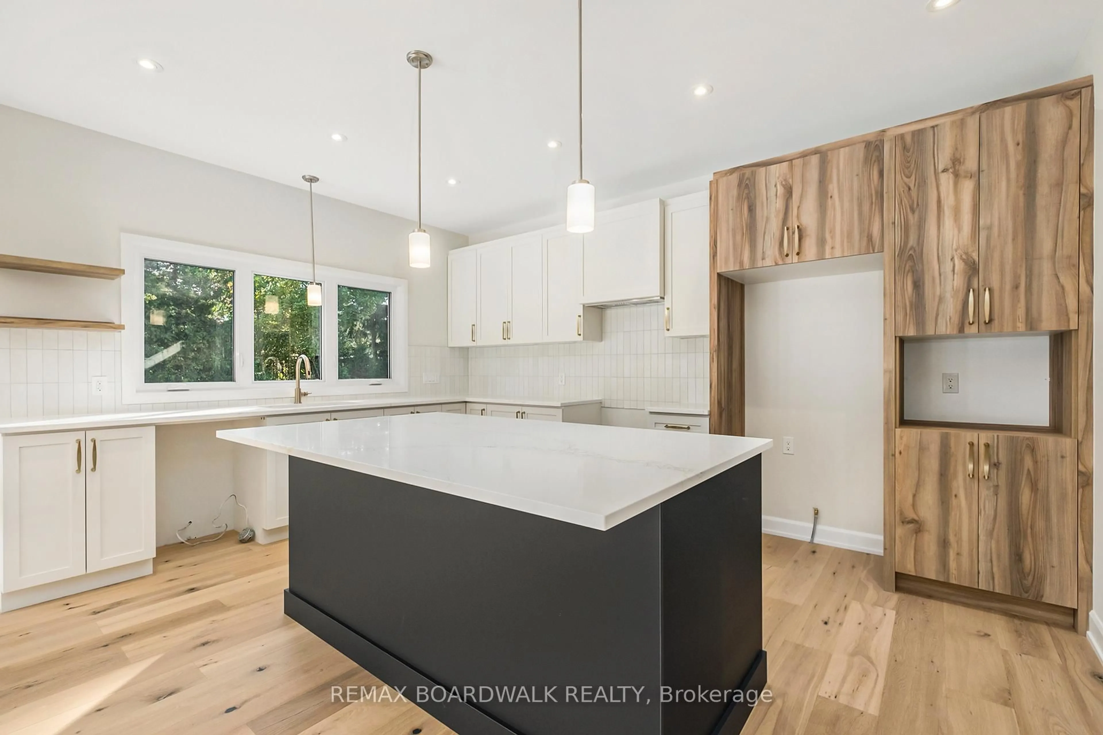 Contemporary kitchen, wood/laminate floor for 1064 CHABLIS Cres, Russell Ontario K0A 1W0
