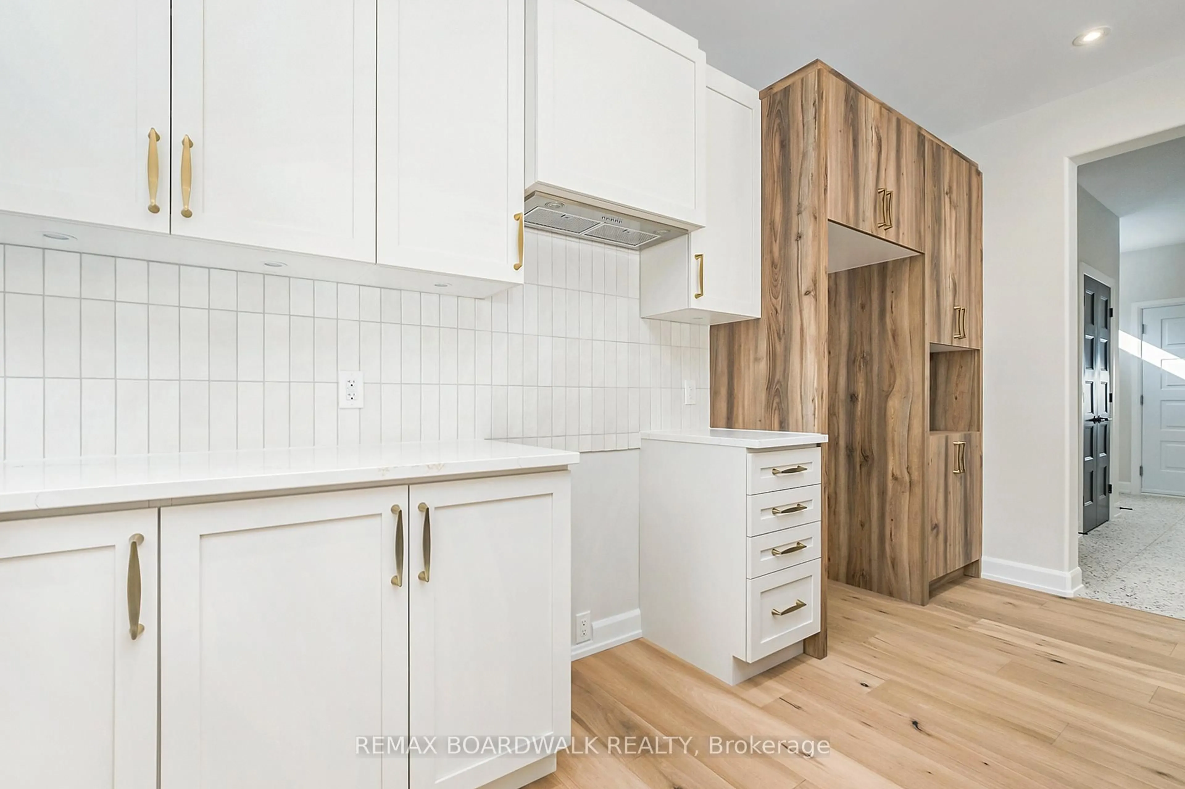 Standard kitchen, wood/laminate floor for 1064 CHABLIS Cres, Russell Ontario K0A 1W0