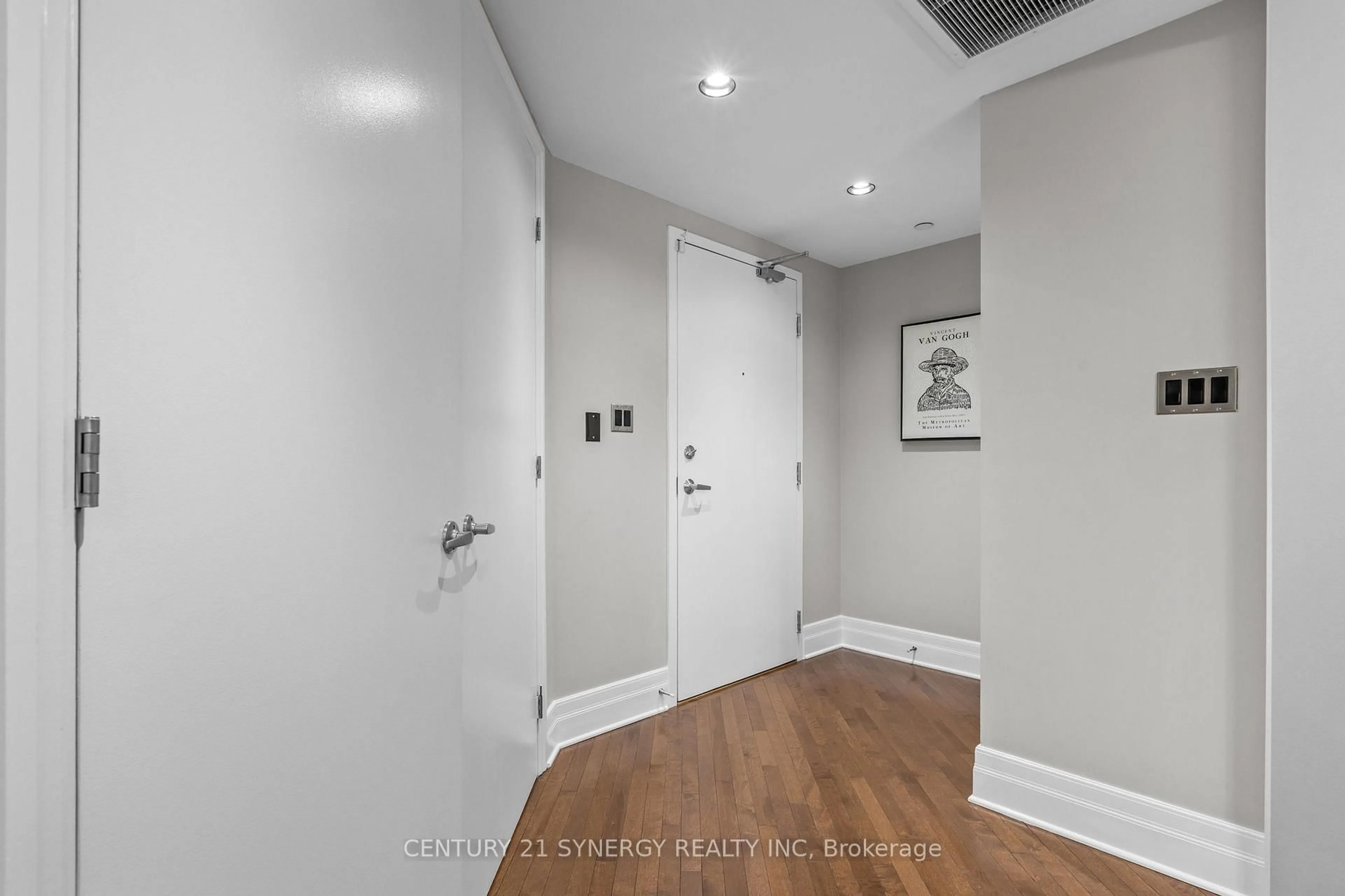 Indoor entryway for 808 Bronson Ave #312, Ottawa Ontario K1S 5A4