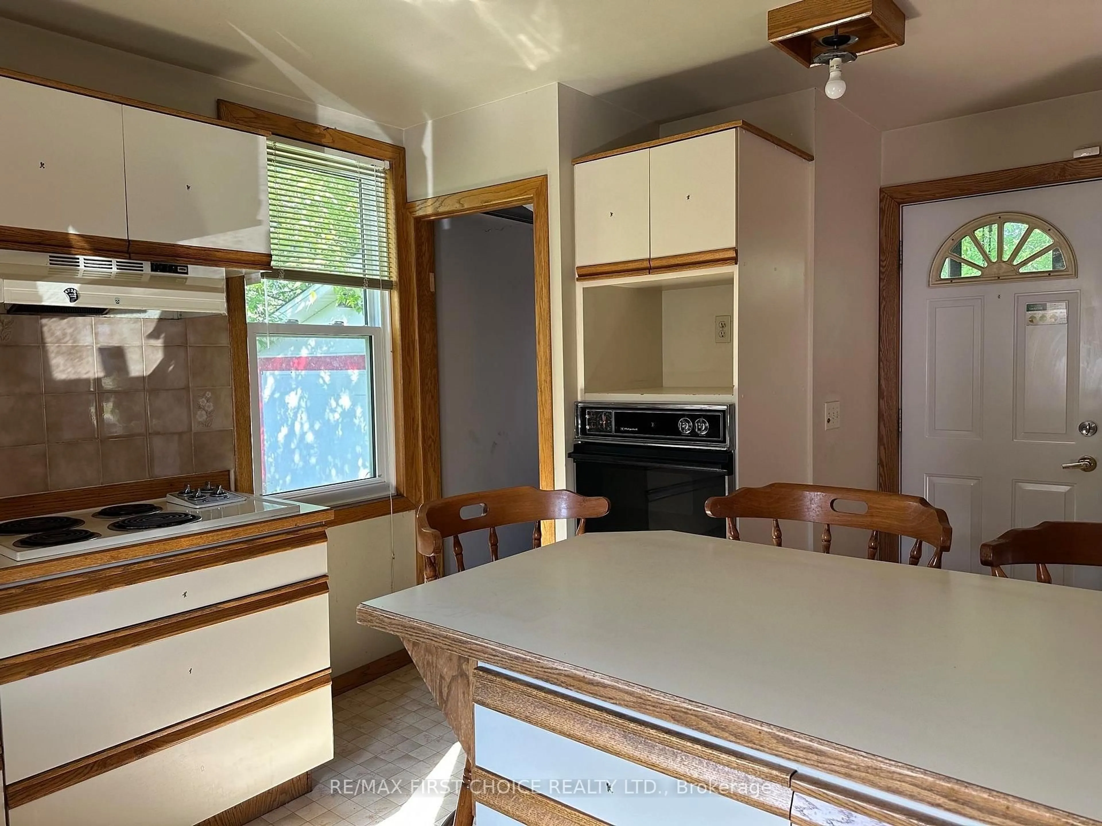 Standard kitchen, unknown for 520 Van Norman St, Thunder Bay Ontario P7A 4E4