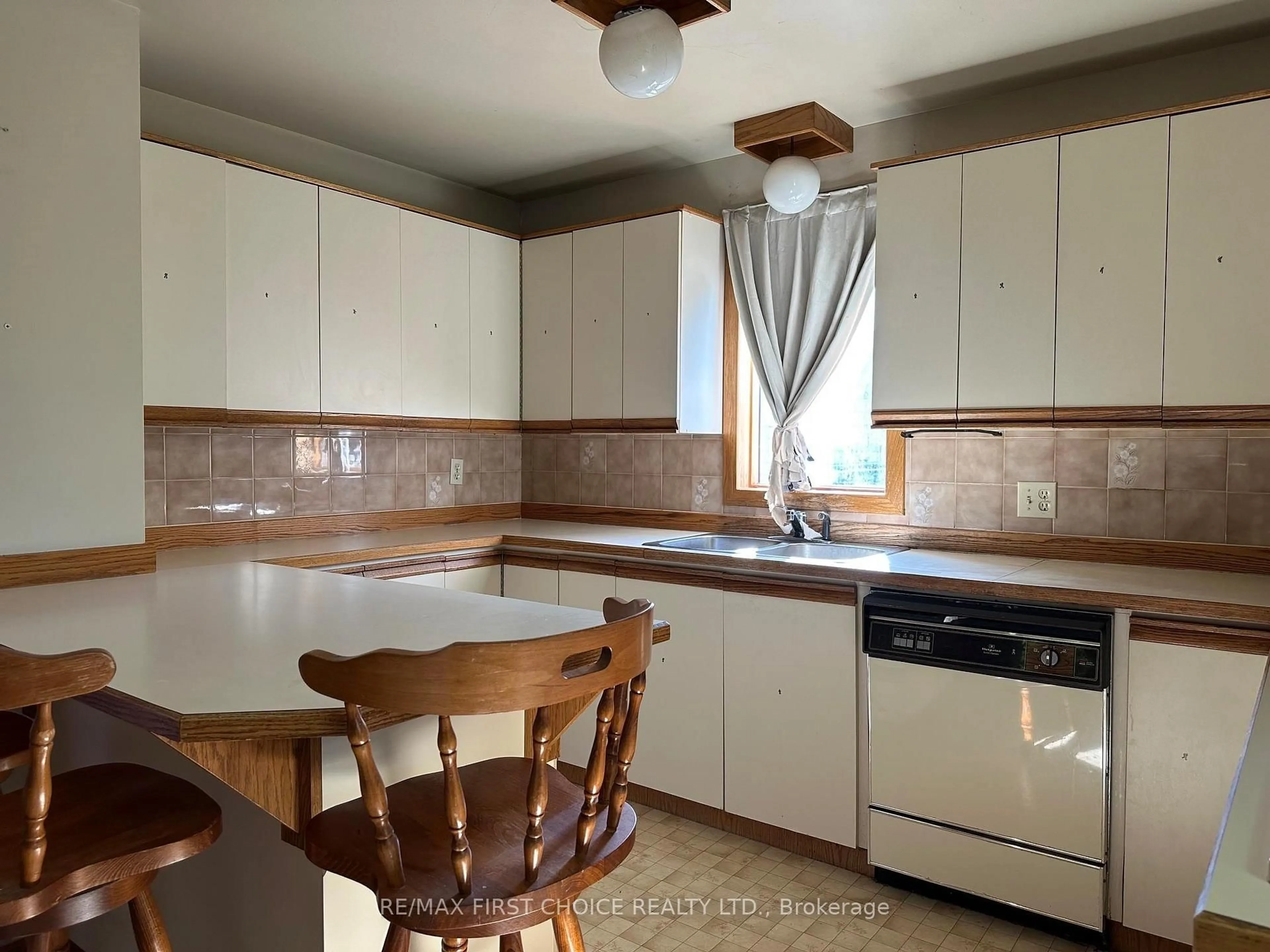 Standard kitchen, unknown for 520 Van Norman St, Thunder Bay Ontario P7A 4E4