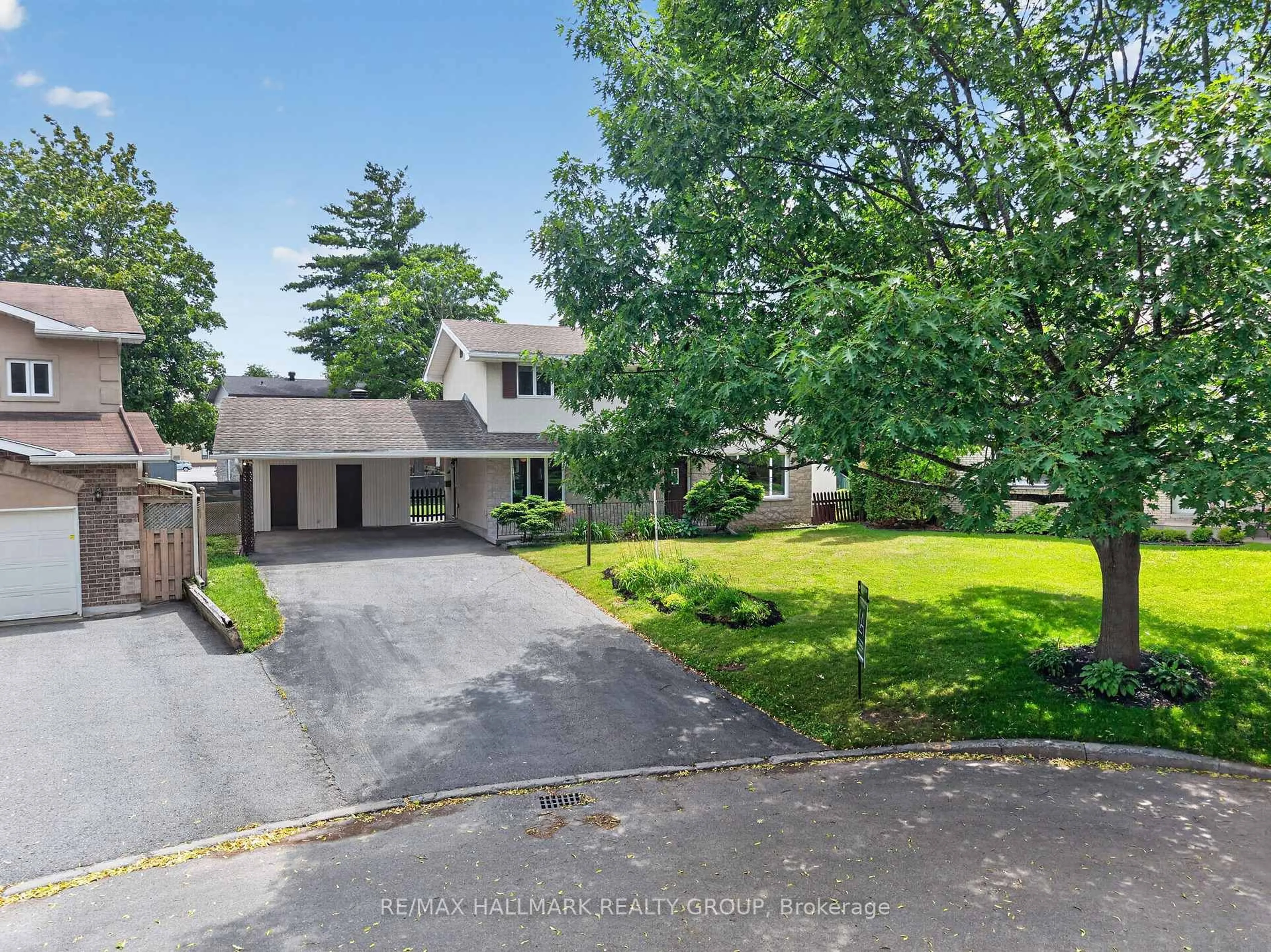 A pic from outside/outdoor area/front of a property/back of a property/a pic from drone, street for 1038 Arnot Rd, Ottawa Ontario K2C 0H4