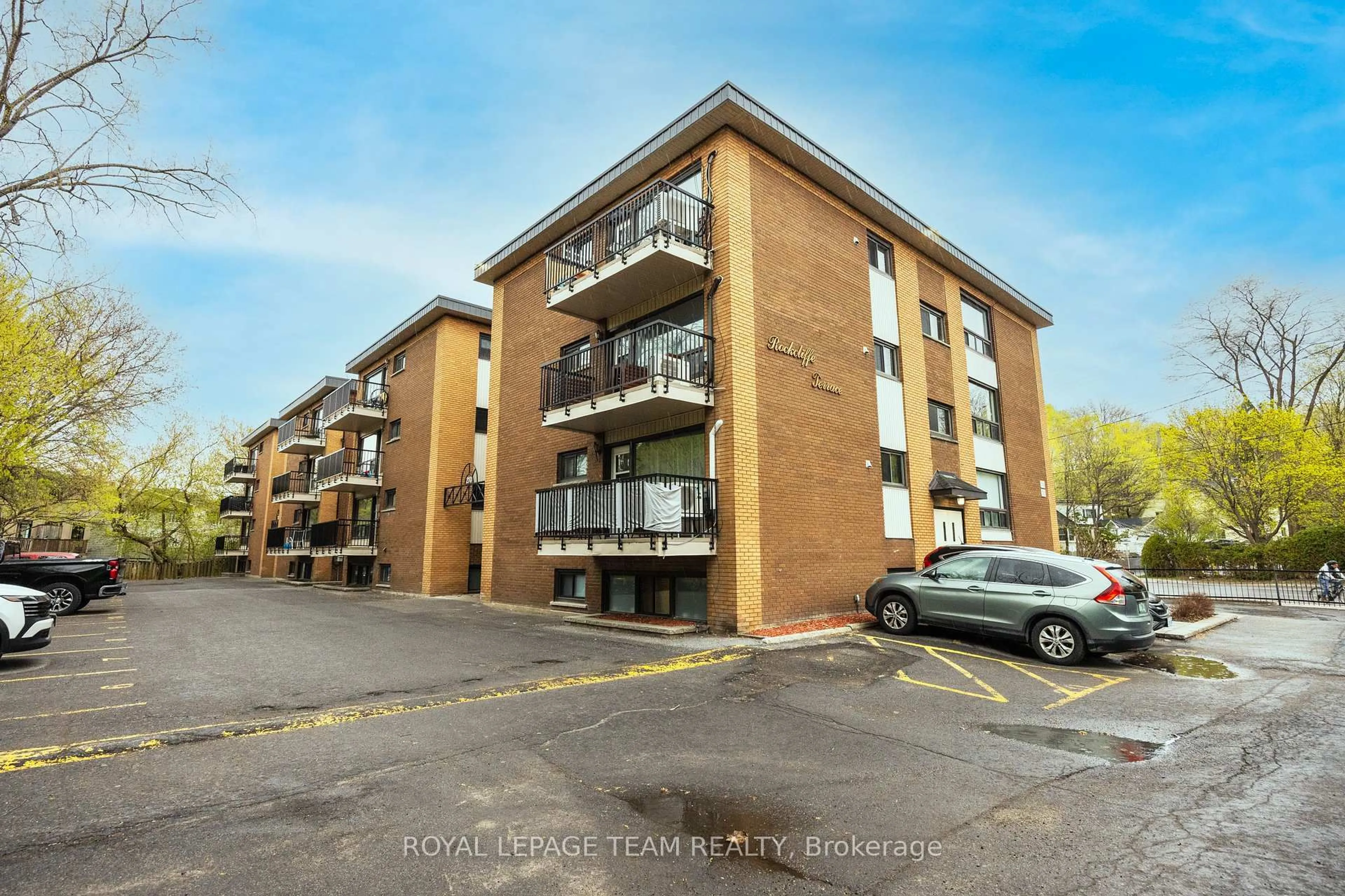A pic from outside/outdoor area/front of a property/back of a property/a pic from drone, street for 270 Beechwood Ave #6, Ottawa Ontario K1L 8A6