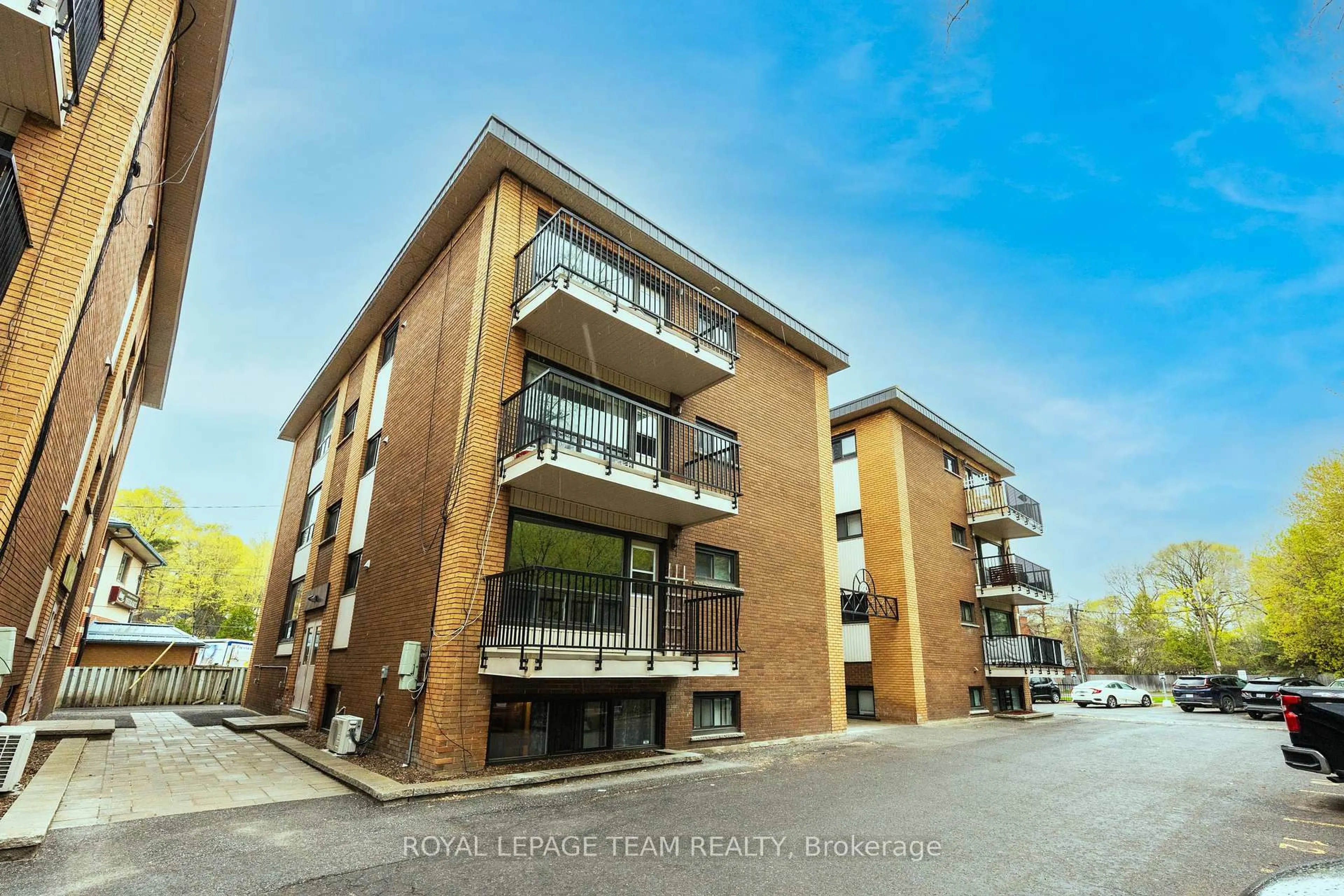 A pic from outside/outdoor area/front of a property/back of a property/a pic from drone, building for 270 Beechwood Ave #6, Ottawa Ontario K1L 8A6