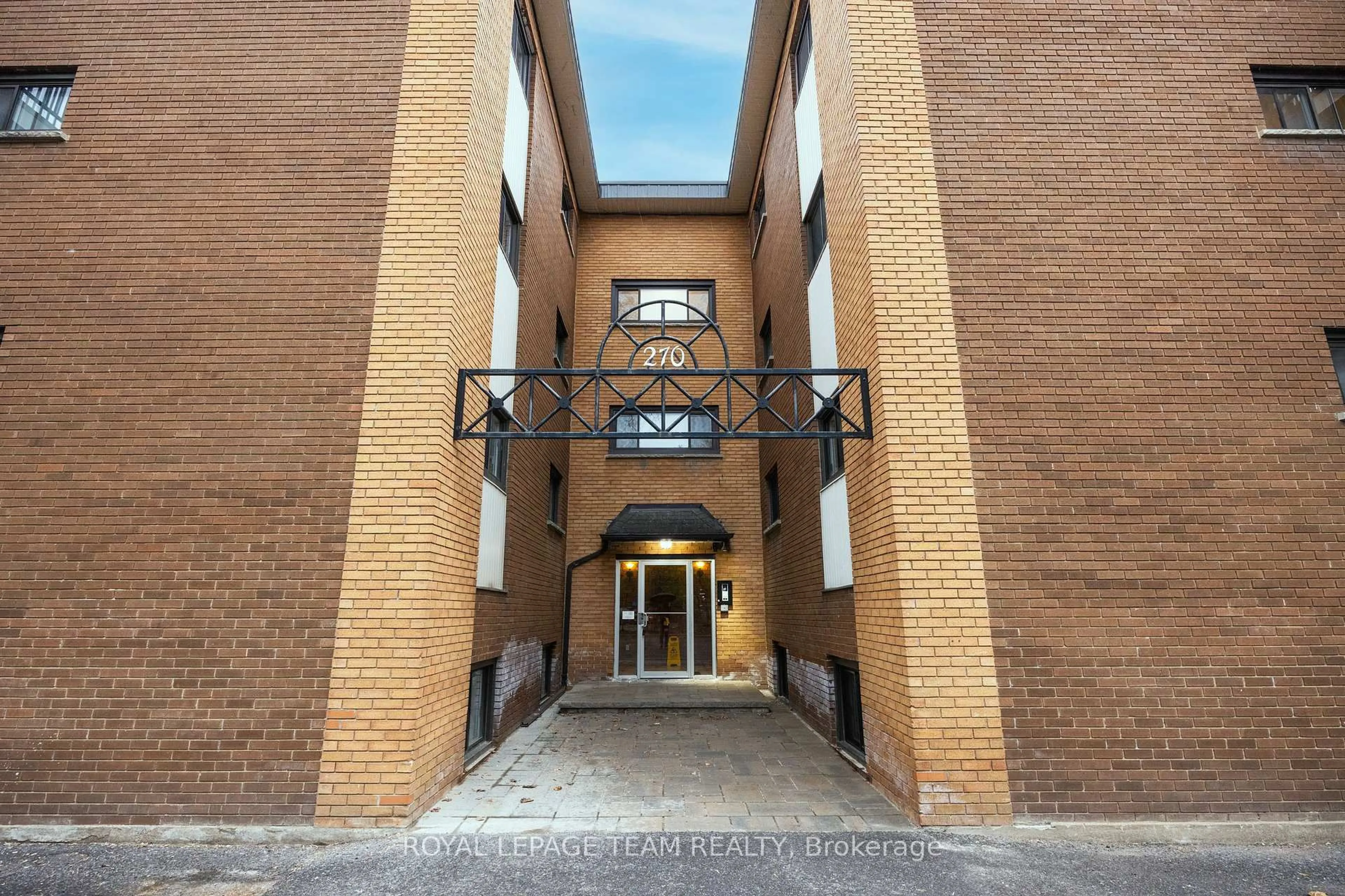 Indoor foyer for 270 Beechwood Ave #6, Ottawa Ontario K1L 8A6