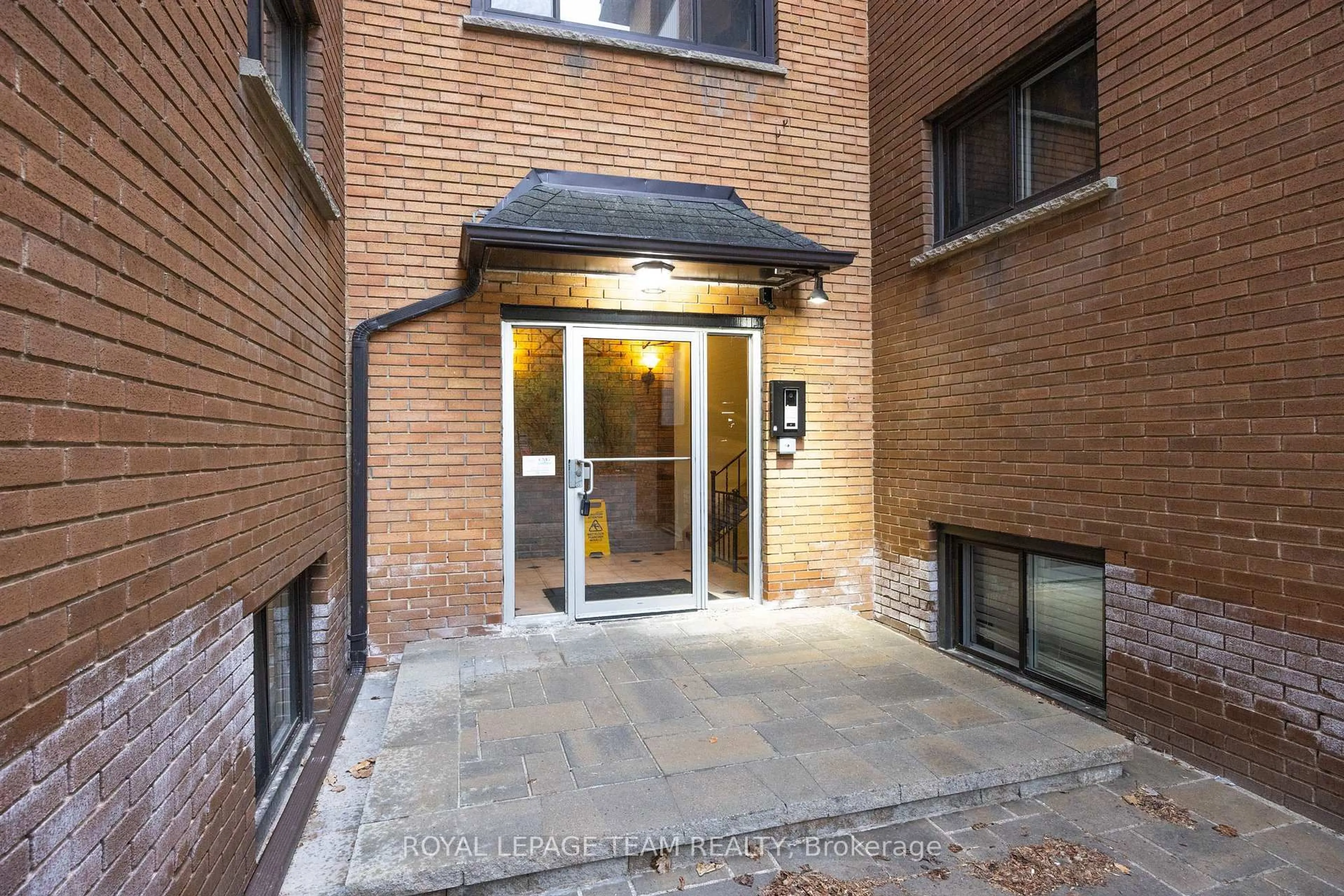 Indoor foyer for 270 Beechwood Ave #6, Ottawa Ontario K1L 8A6