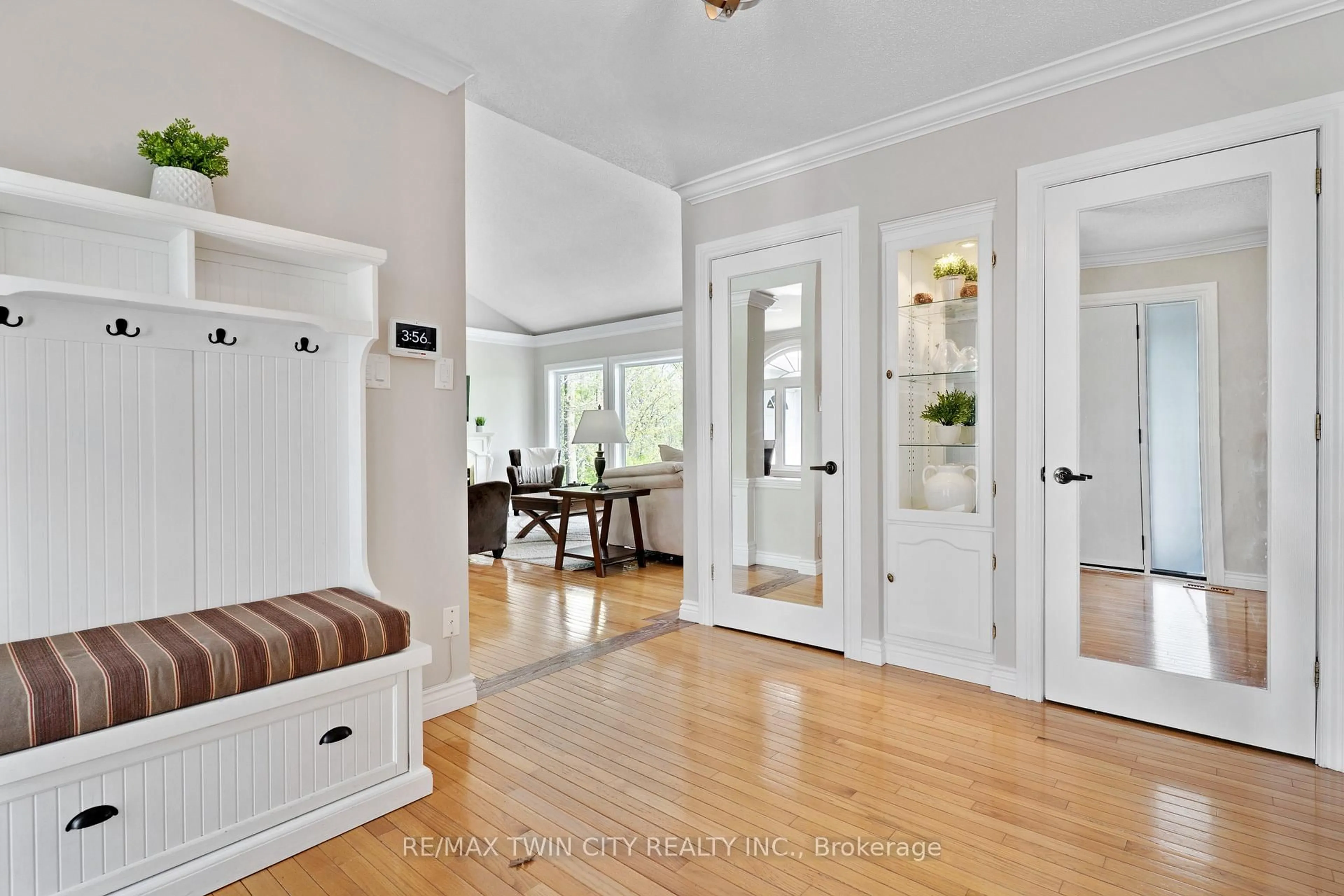 Indoor entryway for 1279 Maple Manor Rd, North Dumfries Ontario N1P 0A1