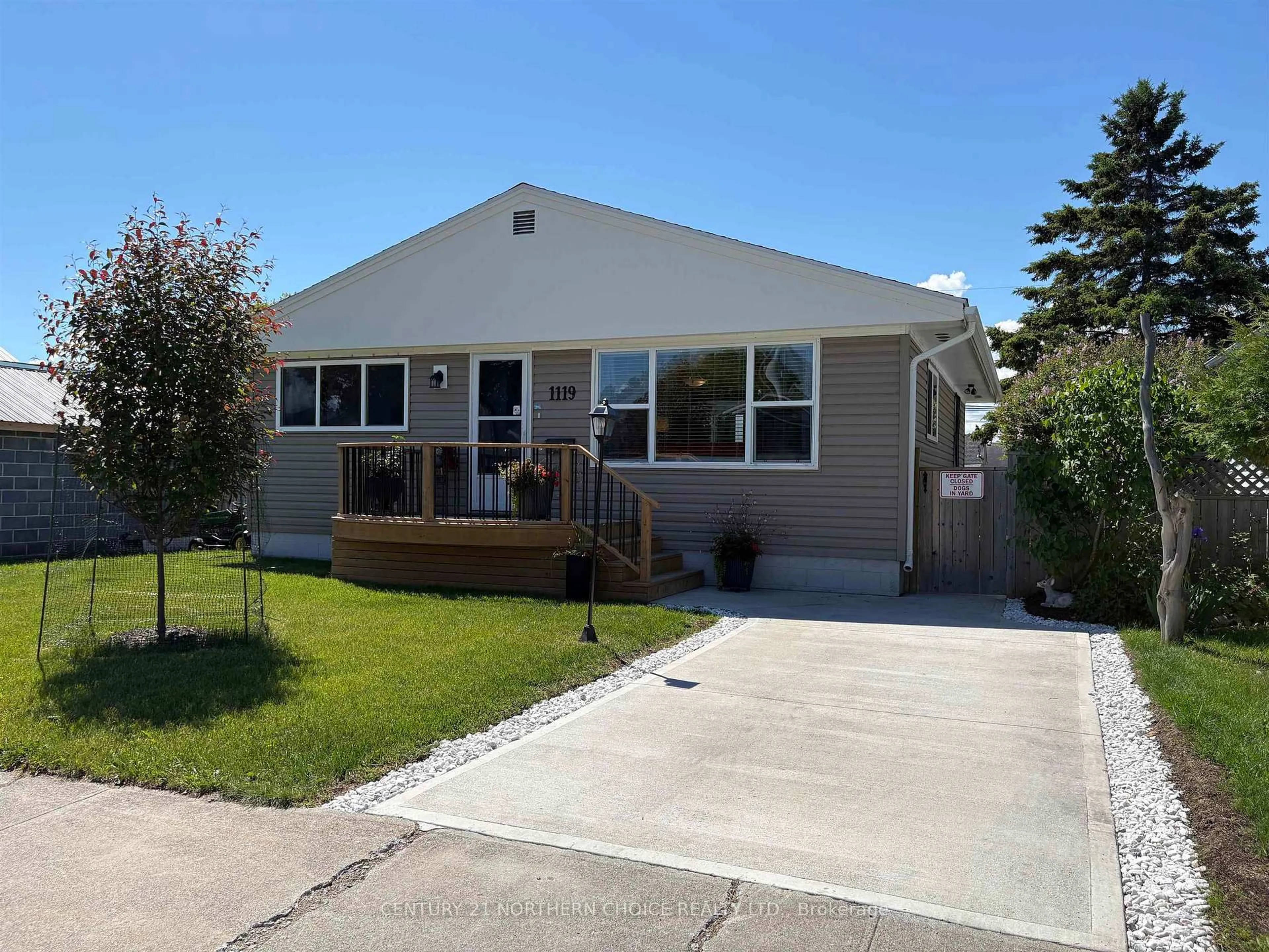 Home with vinyl exterior material, street for 1119 Third St, Fort Frances Ontario P9A 1S6