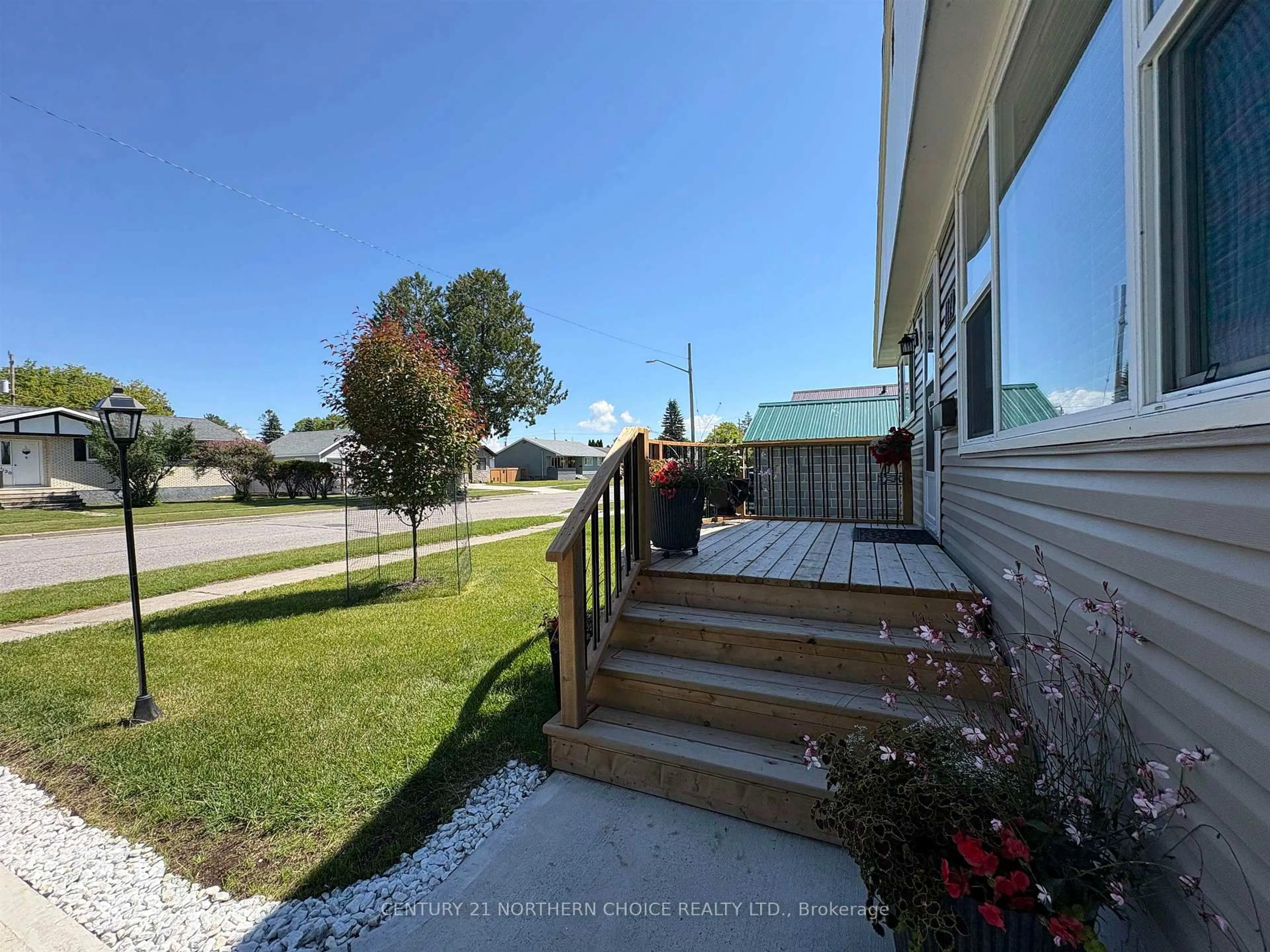A pic from outside/outdoor area/front of a property/back of a property/a pic from drone, unknown for 1119 Third St, Fort Frances Ontario P9A 1S6