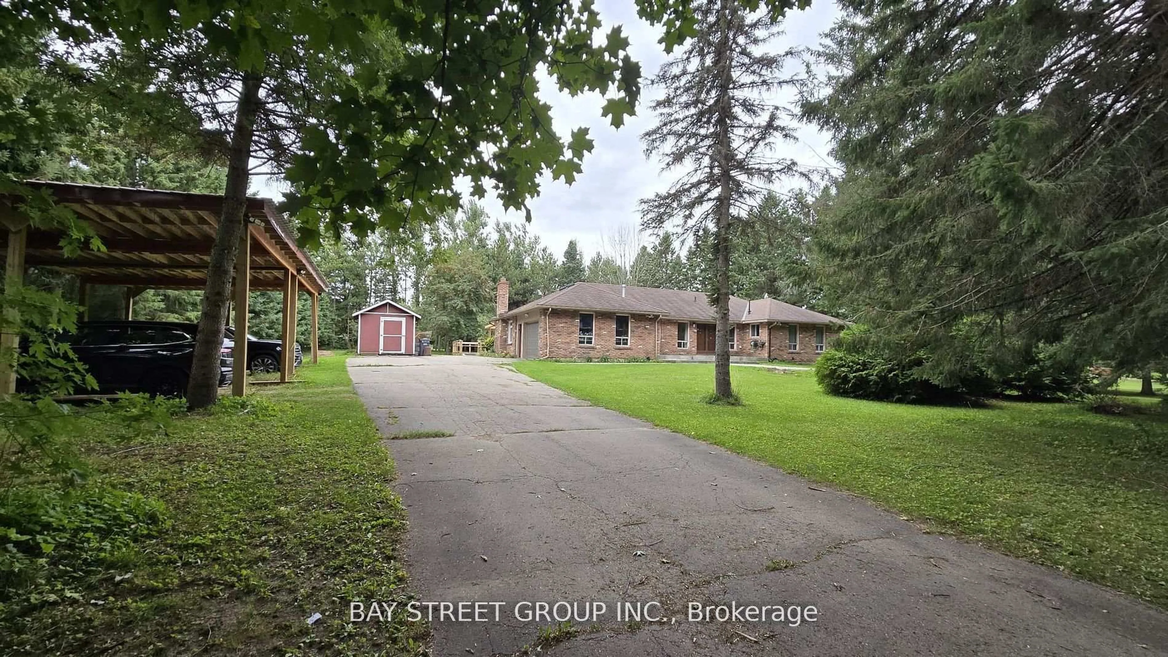 A pic from outside/outdoor area/front of a property/back of a property/a pic from drone, street for 49 Maplewood Dr, Amaranth Ontario L9V 3N6