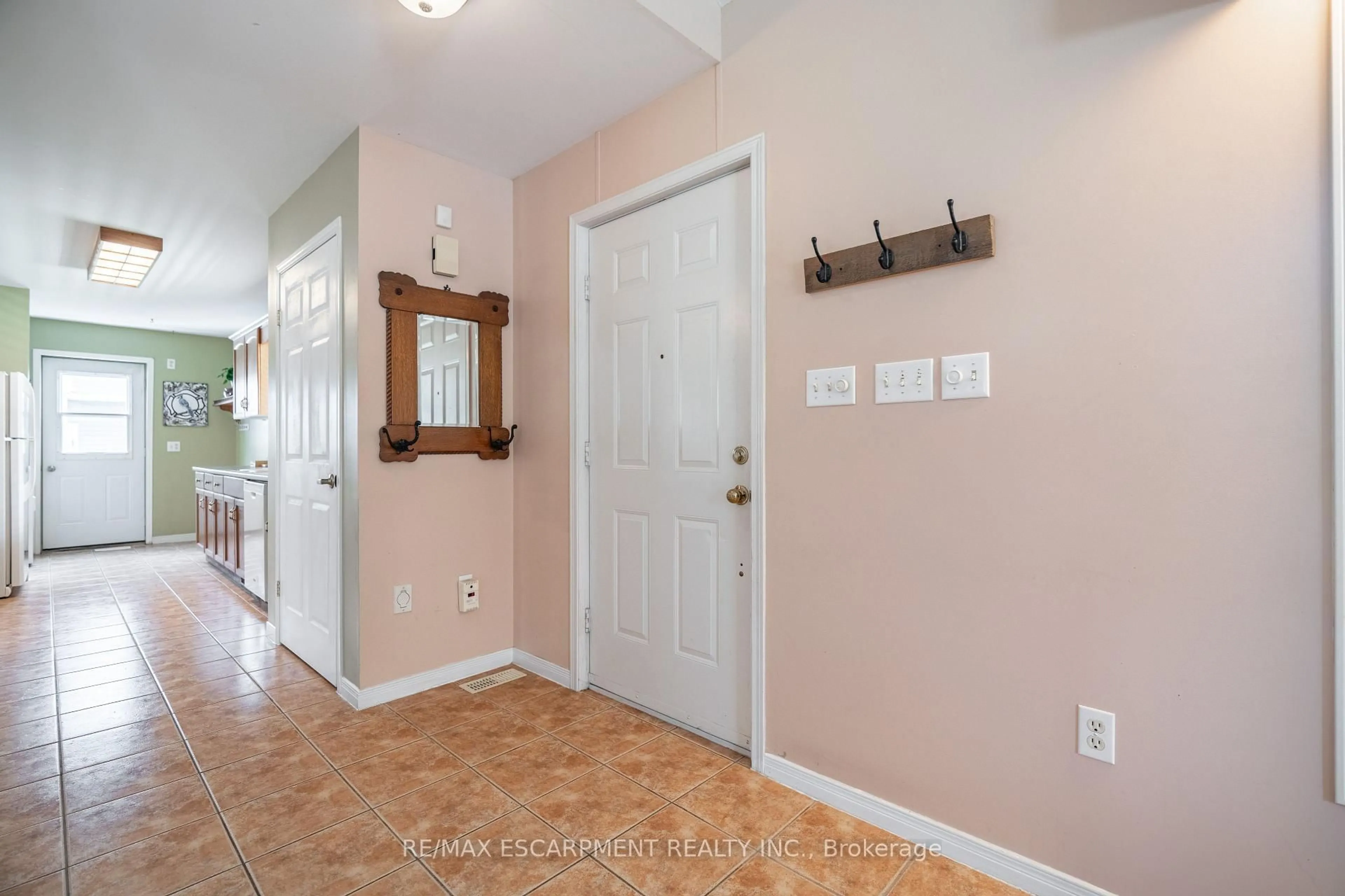 Indoor entryway for 339 MAIN St, Haldimand Ontario N1A 1W3
