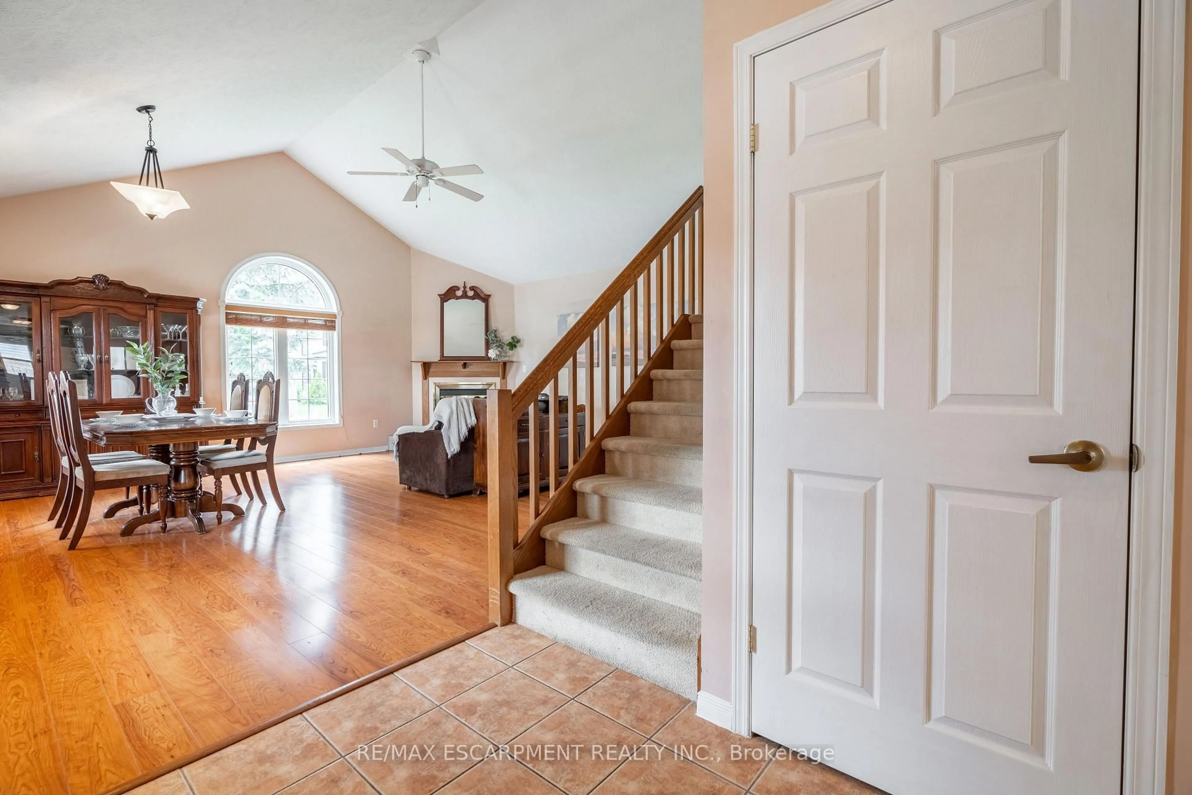 Indoor entryway for 339 MAIN St, Haldimand Ontario N1A 1W3