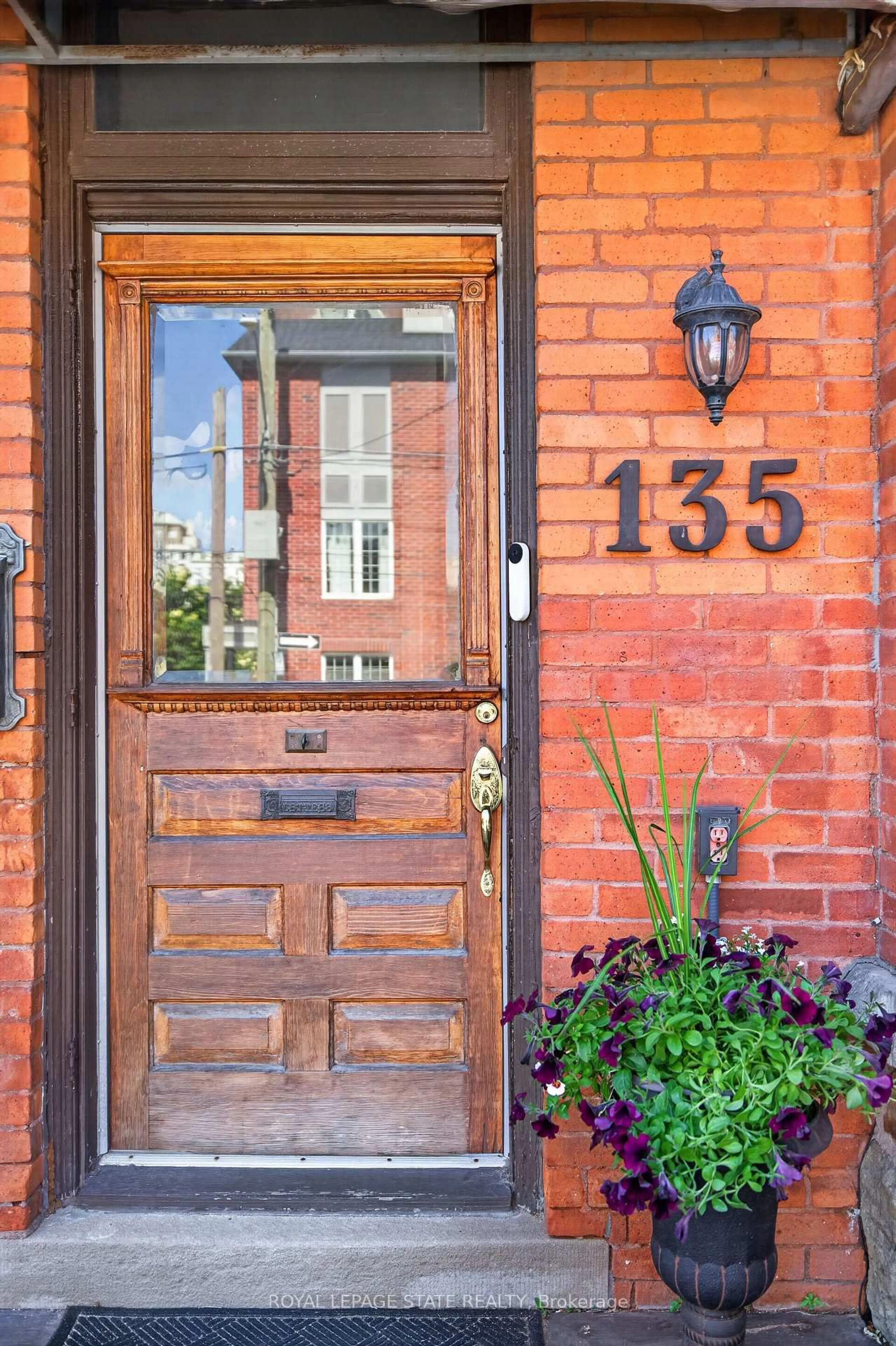 Indoor entryway for 135 Catharine St, Hamilton Ontario L8N 2J6