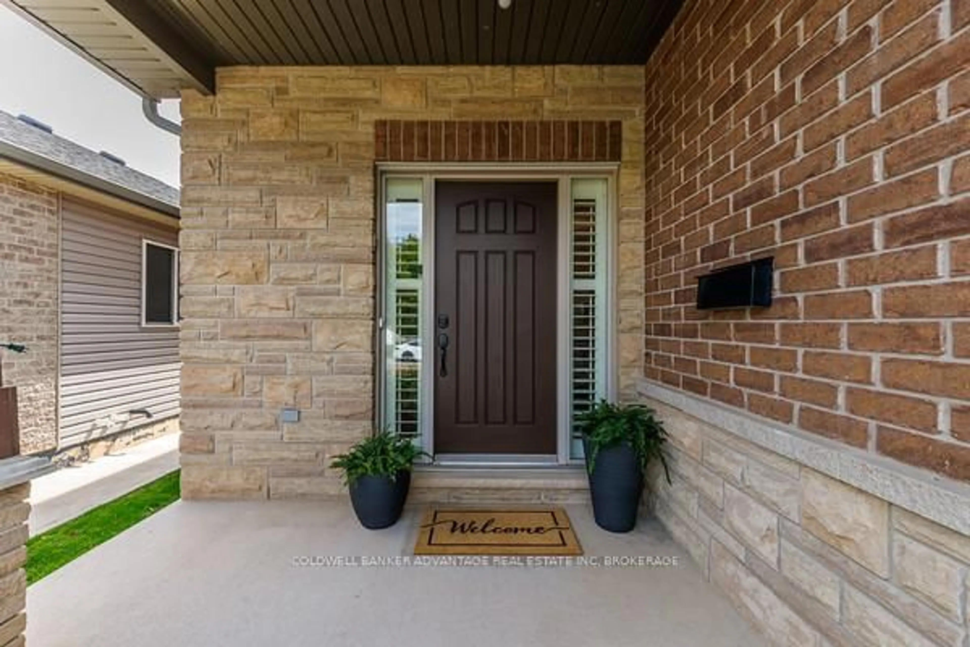 Indoor entryway for 166 Wallace Ave, Welland Ontario L3B 1R5