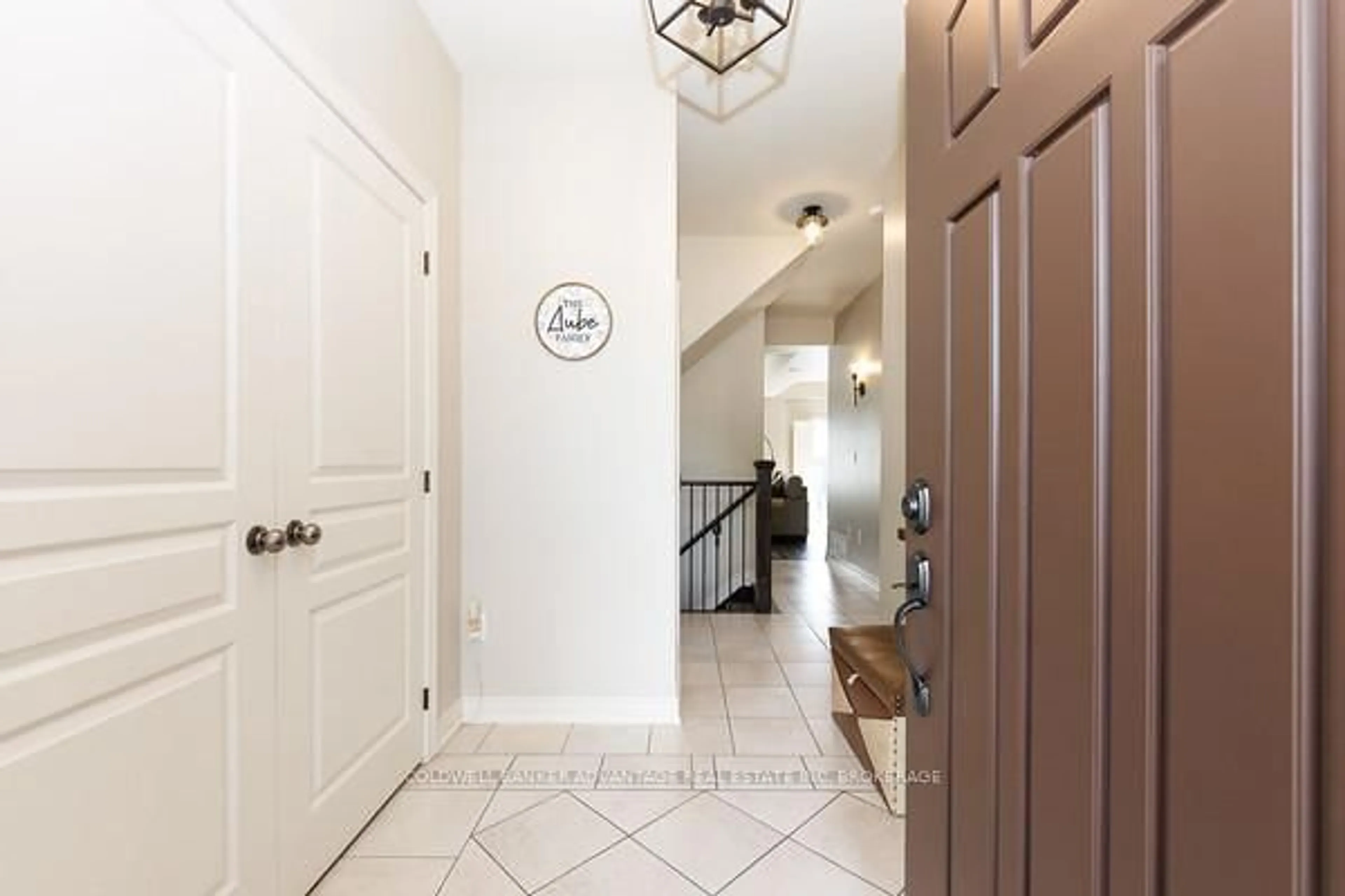 Indoor entryway for 166 Wallace Ave, Welland Ontario L3B 1R5