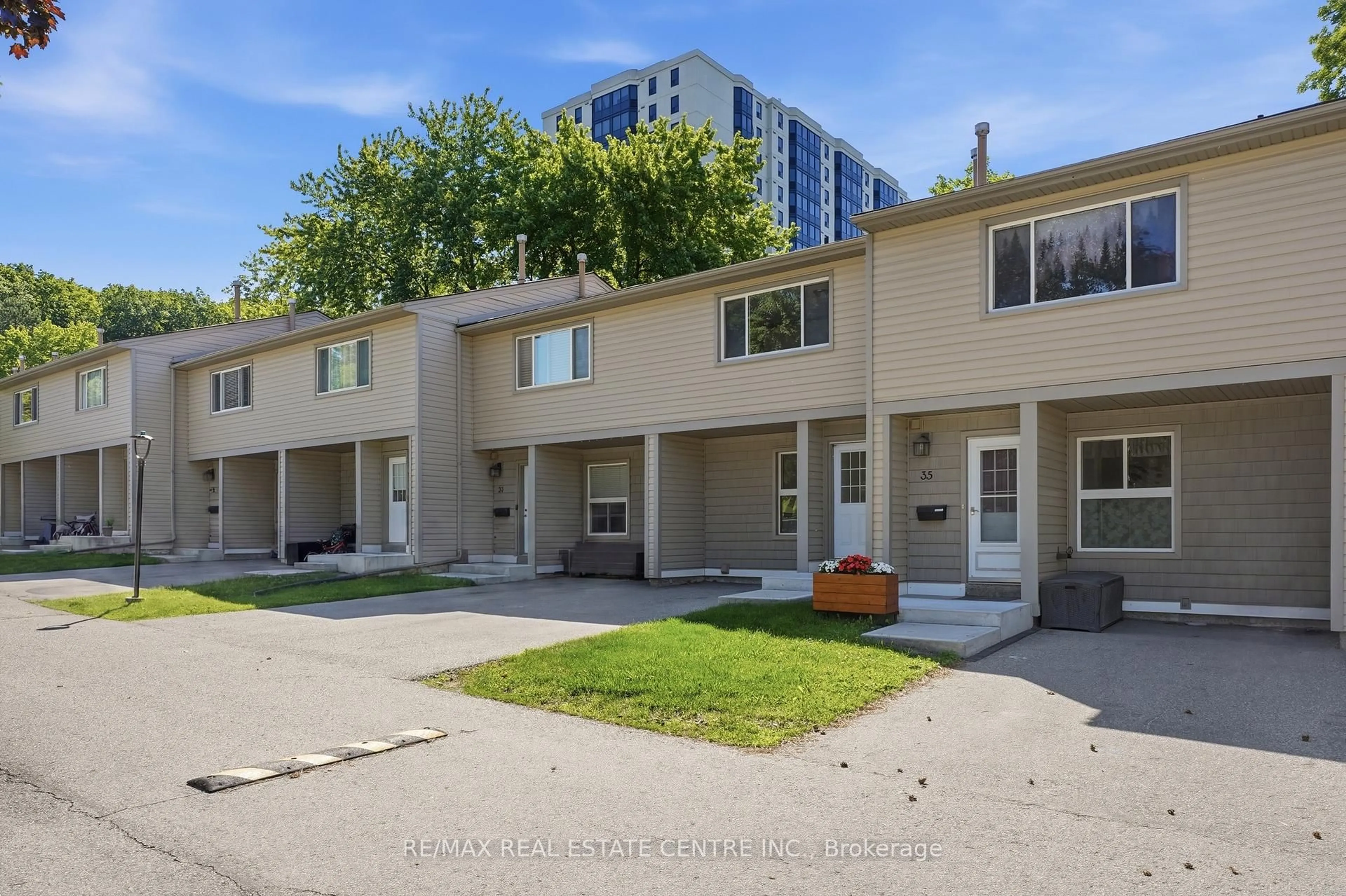A pic from outside/outdoor area/front of a property/back of a property/a pic from drone, street for 15 Green Valley Dr #34, Kitchener Ontario N2P 1K7