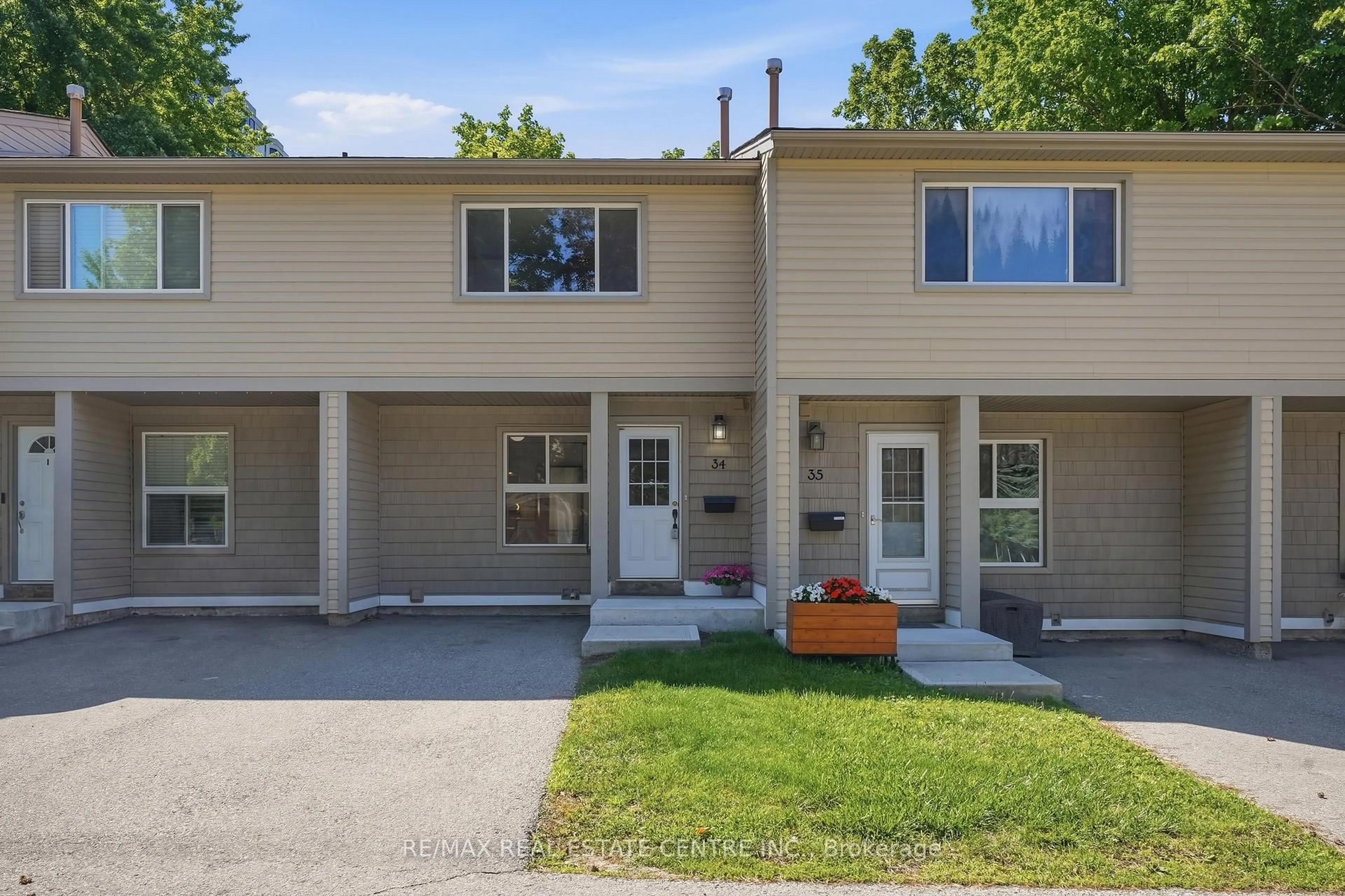 Home with vinyl exterior material, street for 15 Green Valley Dr #34, Kitchener Ontario N2P 1K7