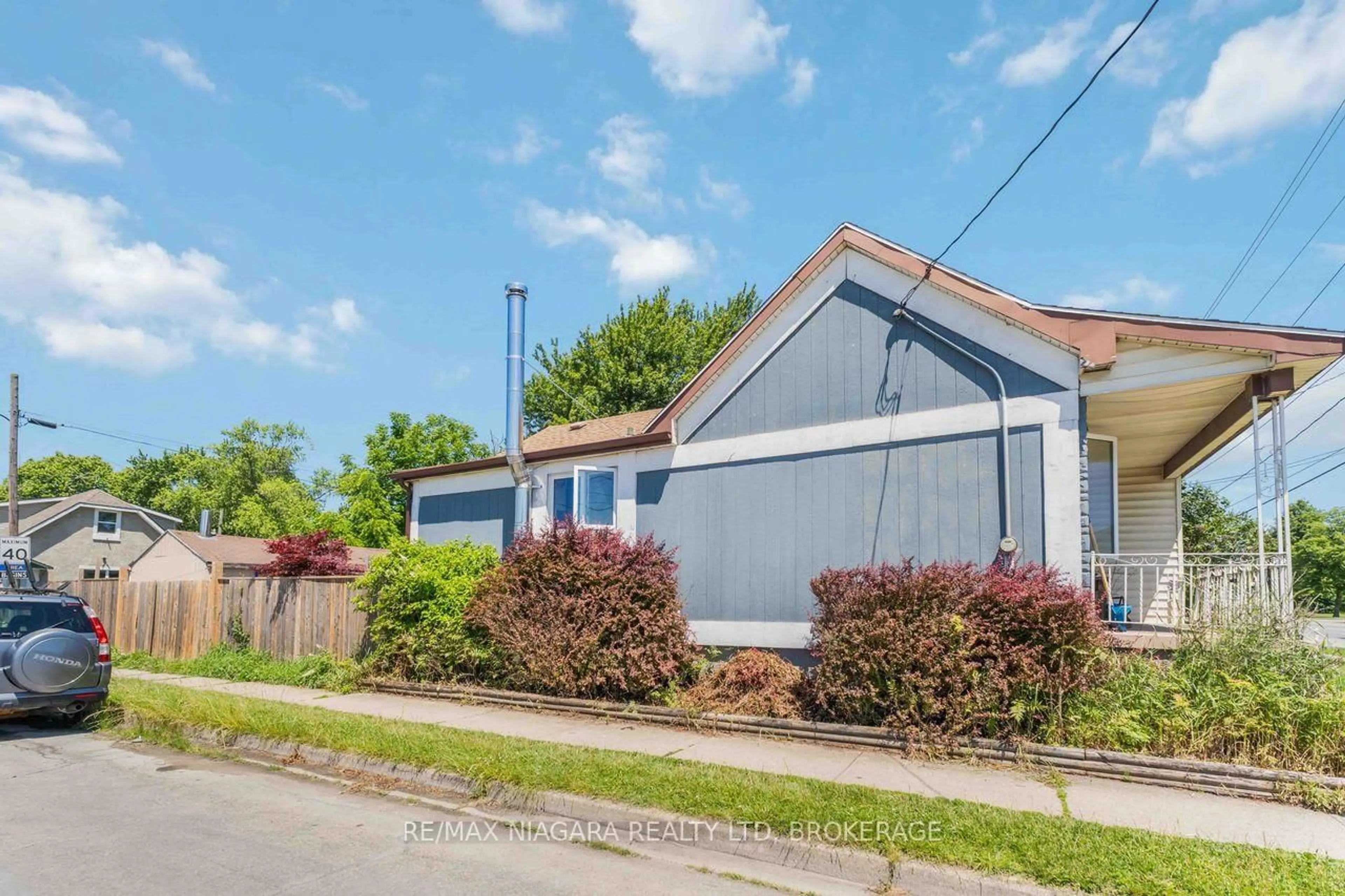 A pic from outside/outdoor area/front of a property/back of a property/a pic from drone, street for 298 SOUTHWORTH St, Welland Ontario L3B 1Z6