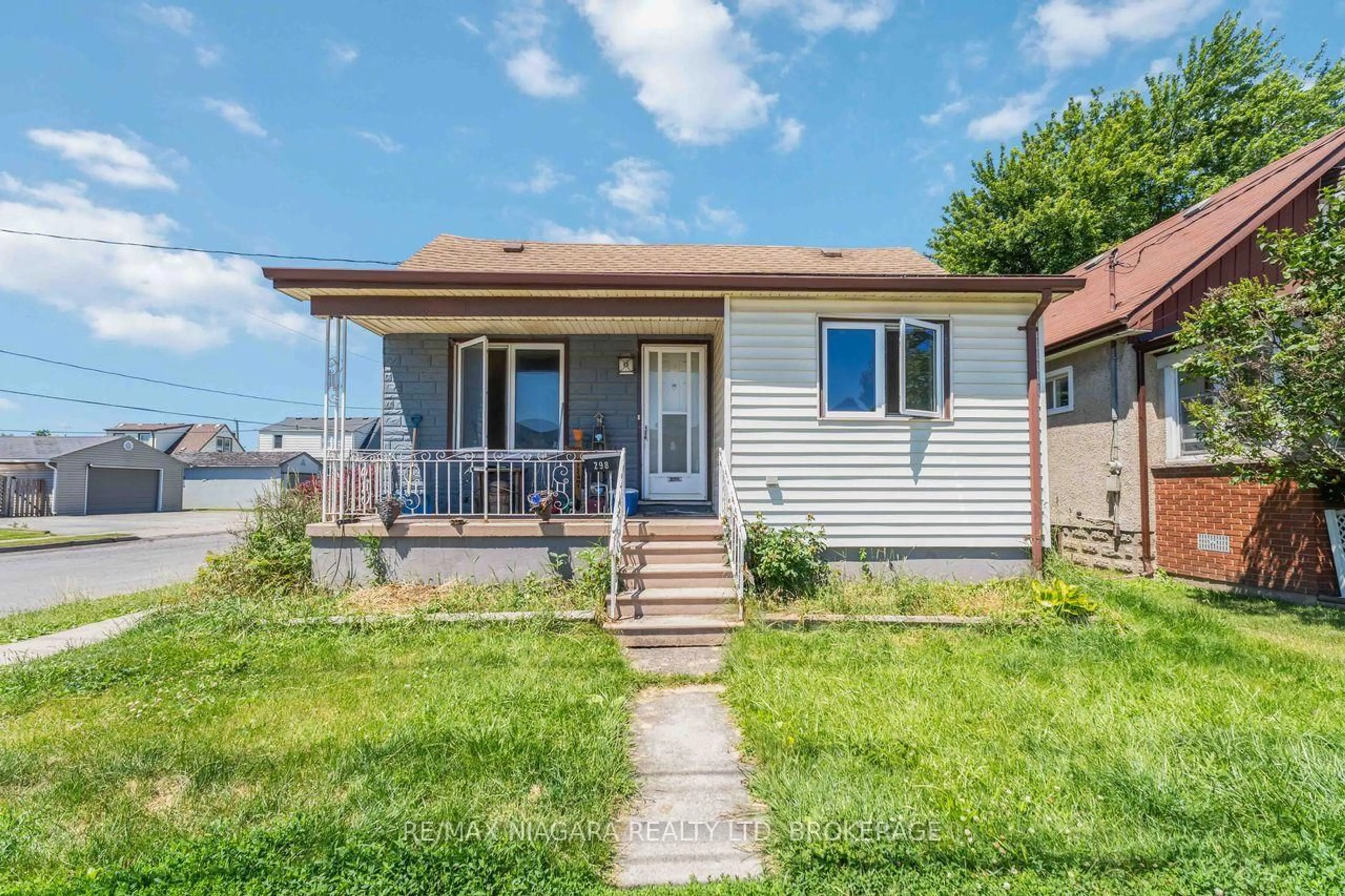 Home with vinyl exterior material, street for 298 SOUTHWORTH St, Welland Ontario L3B 1Z6