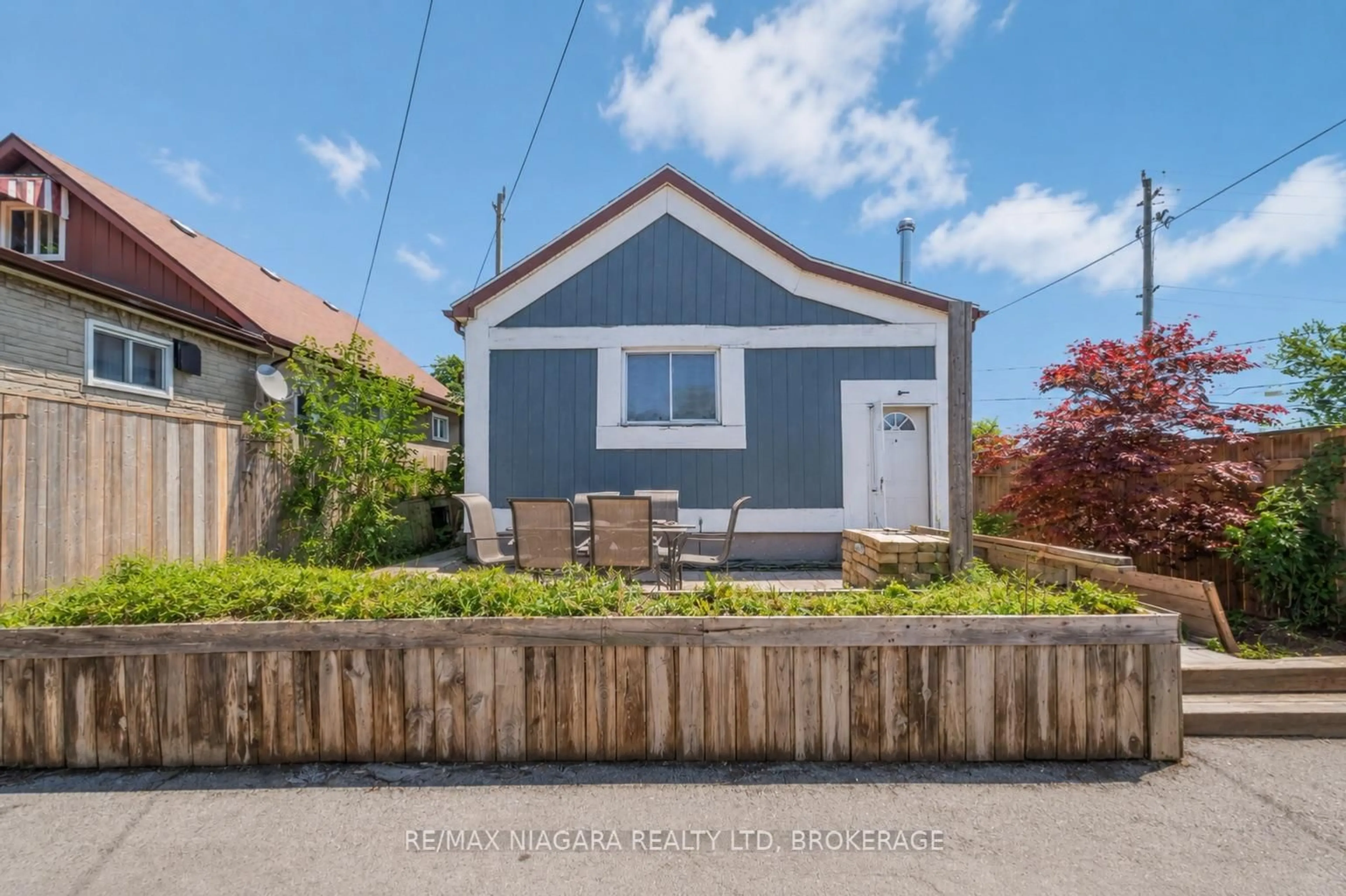 A pic from outside/outdoor area/front of a property/back of a property/a pic from drone, street for 298 SOUTHWORTH St, Welland Ontario L3B 1Z6