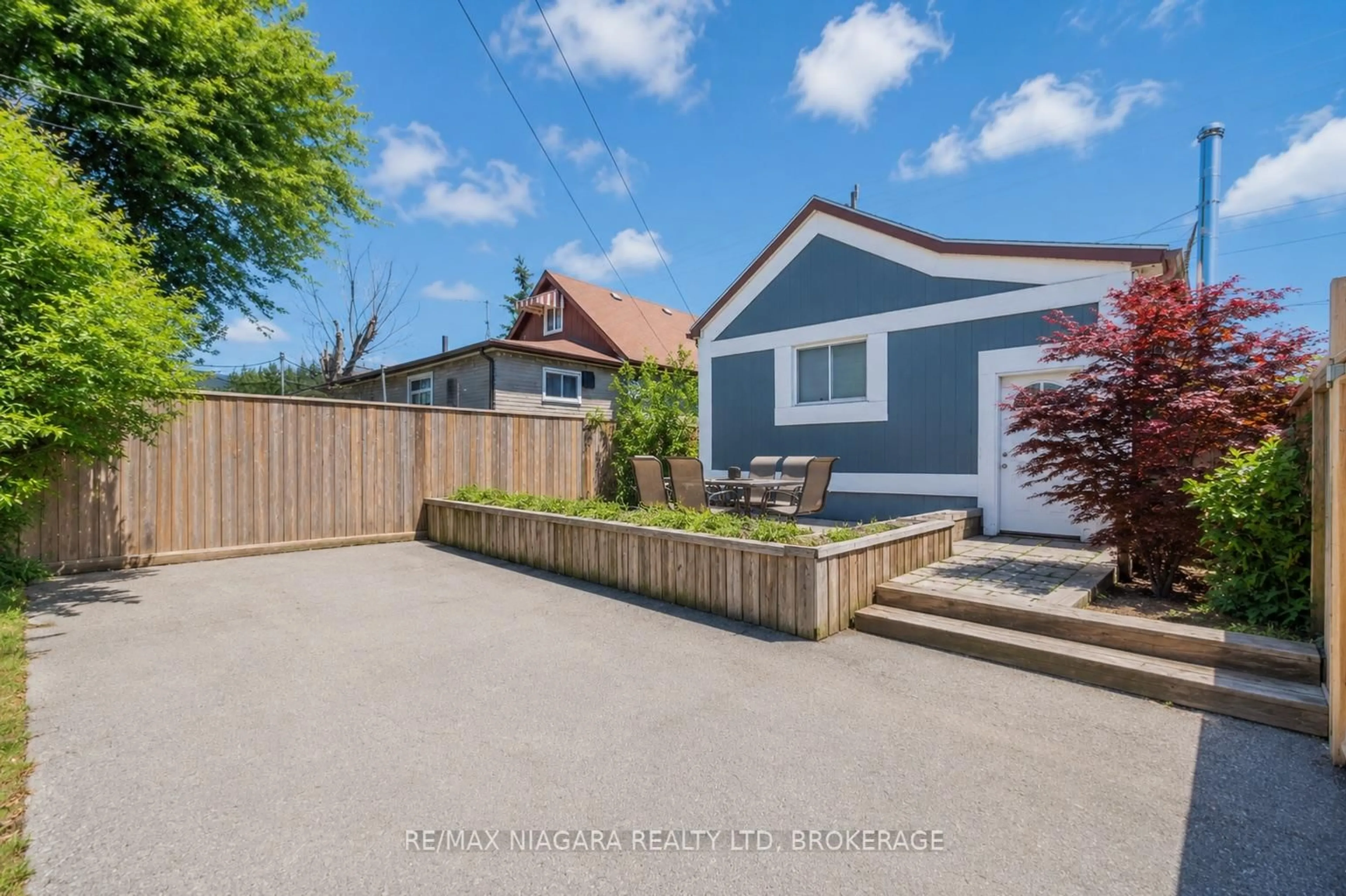 A pic from outside/outdoor area/front of a property/back of a property/a pic from drone, street for 298 SOUTHWORTH St, Welland Ontario L3B 1Z6