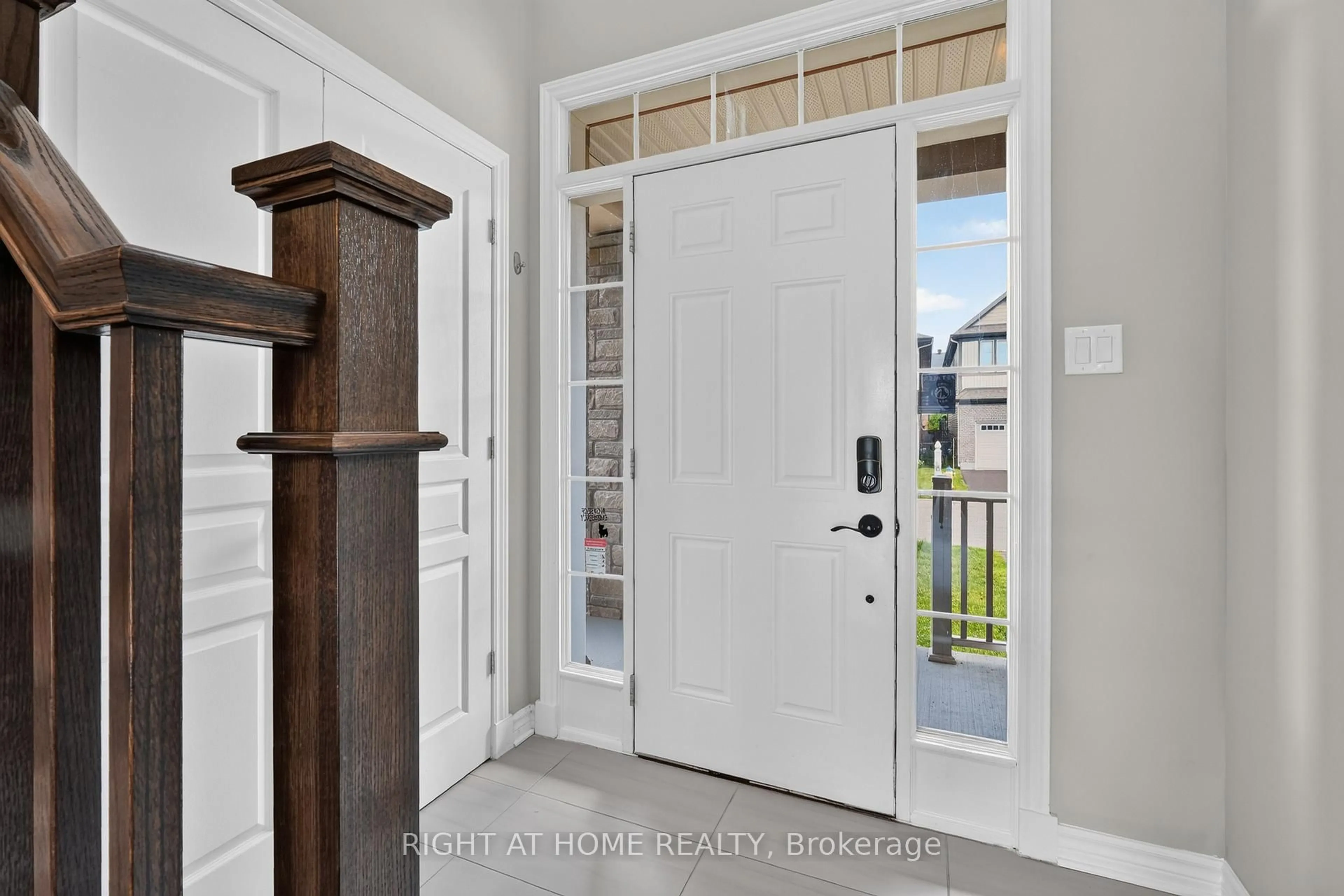 Indoor entryway for 207 Mareth Way, Ottawa Ontario K4M 0C9
