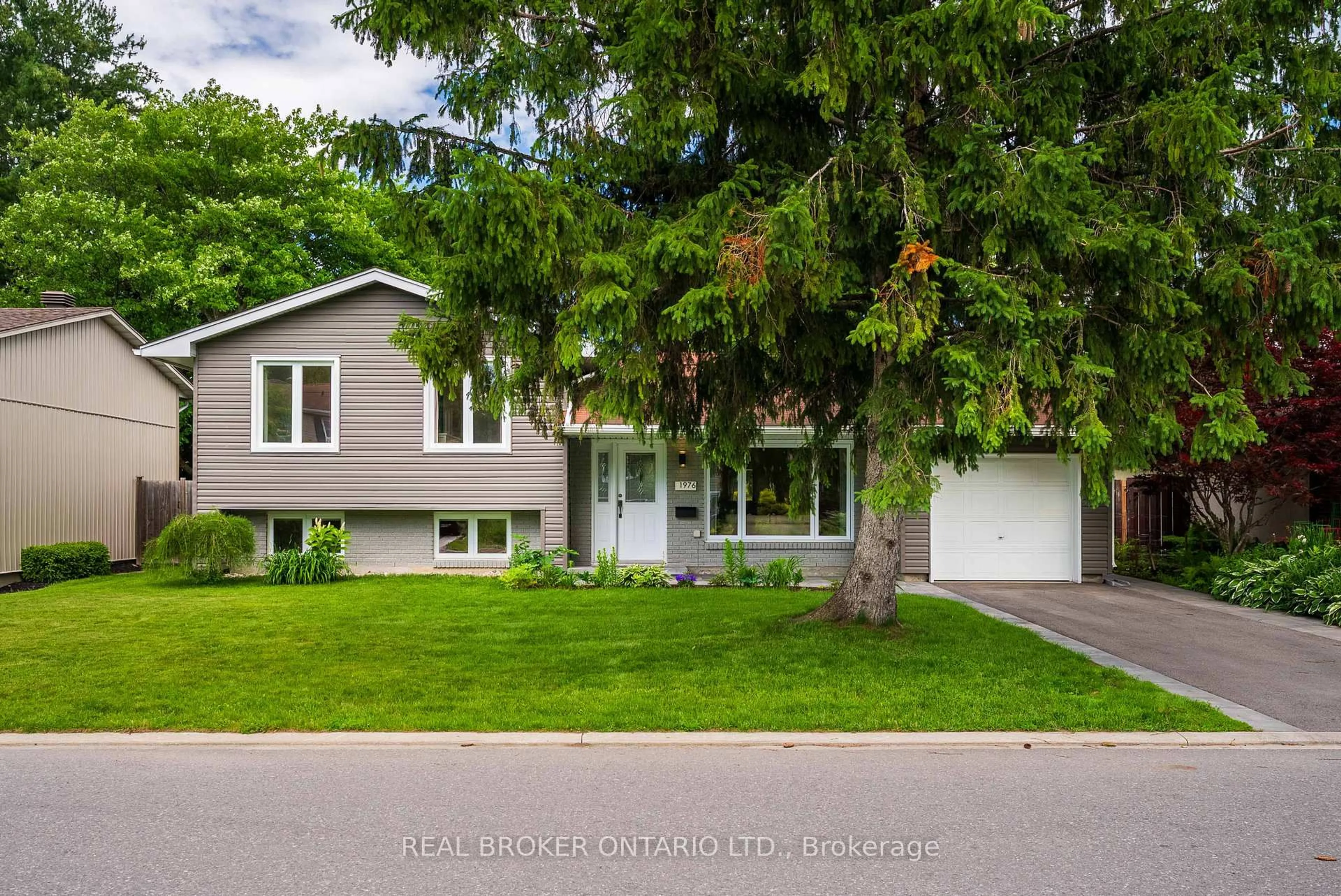 Home with vinyl exterior material, street for 1976 Marquis Ave, Ottawa Ontario K1J 8J4
