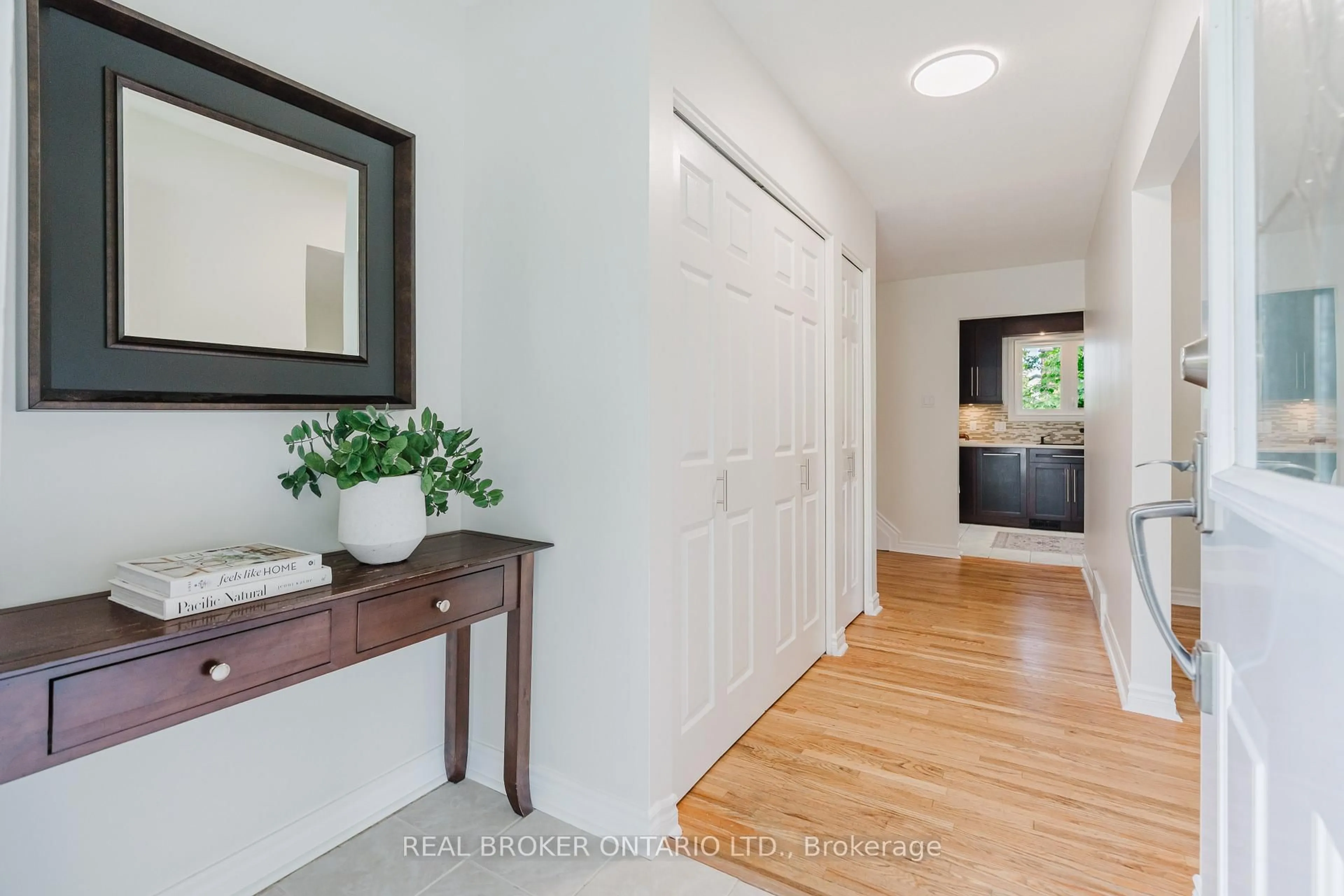Indoor entryway for 1976 Marquis Ave, Ottawa Ontario K1J 8J4