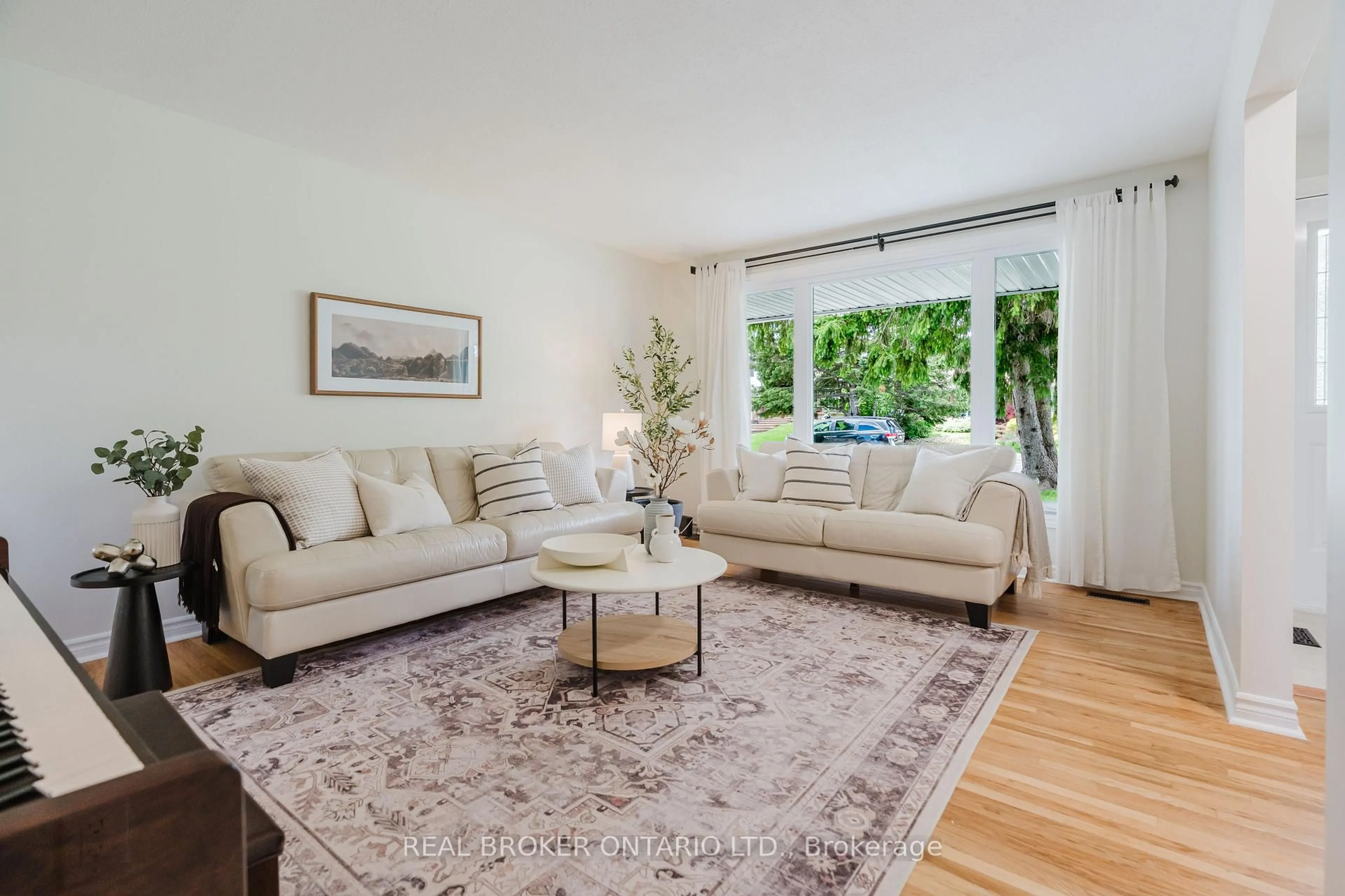 Living room with furniture, unknown for 1976 Marquis Ave, Ottawa Ontario K1J 8J4