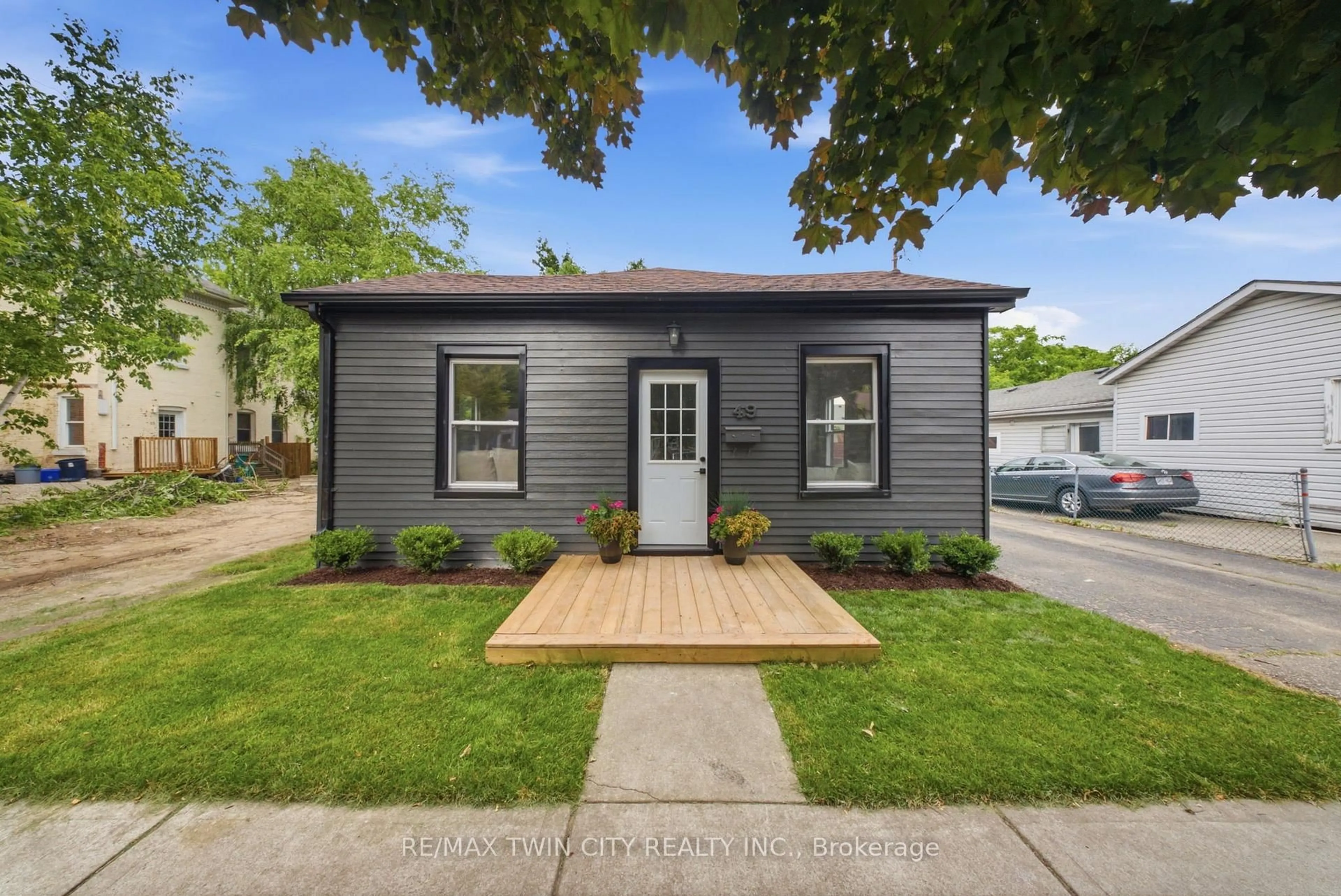 Home with vinyl exterior material, street for 49 Pearl St, Brantford Ontario N3T 3N5