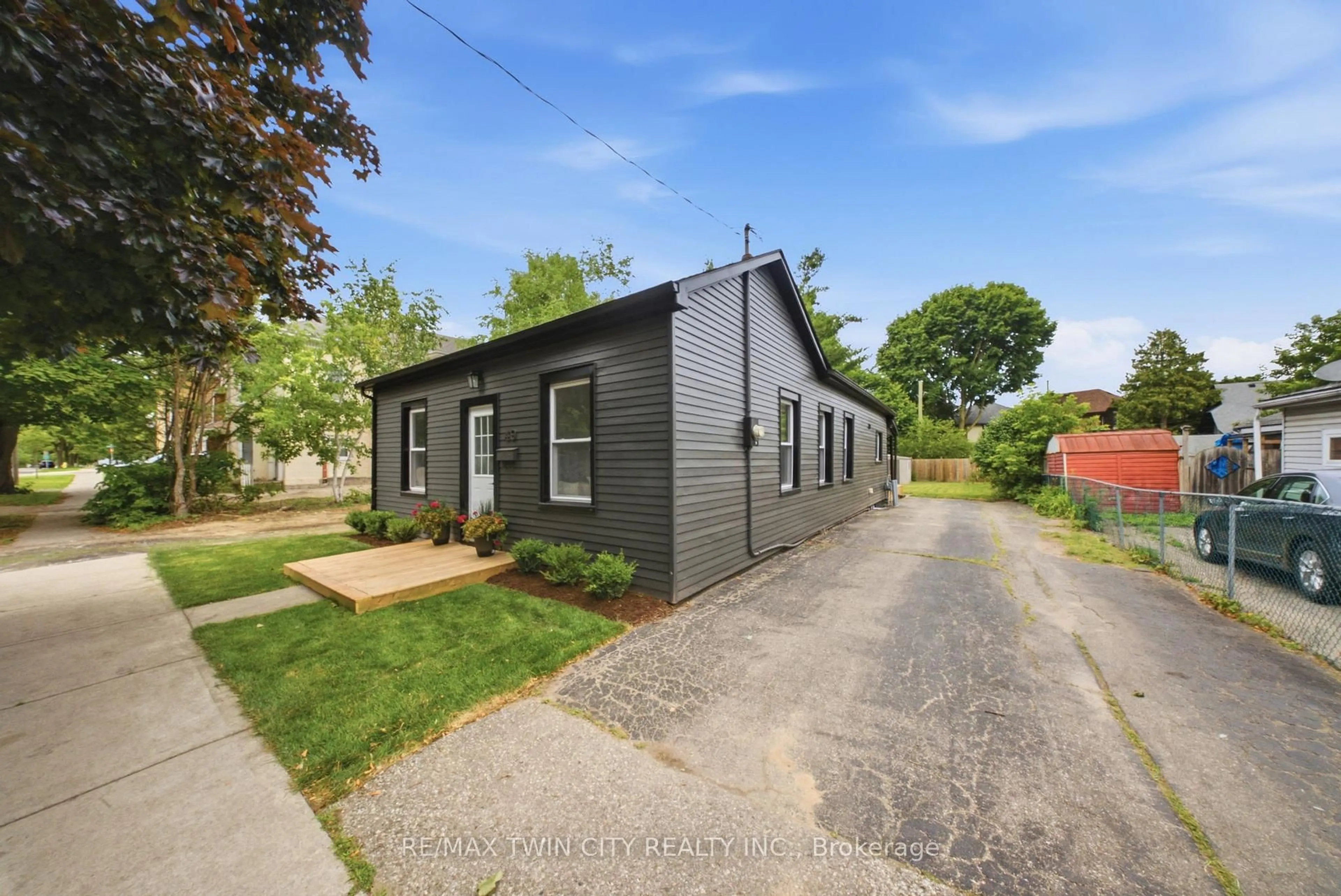 A pic from outside/outdoor area/front of a property/back of a property/a pic from drone, street for 49 Pearl St, Brantford Ontario N3T 3N5