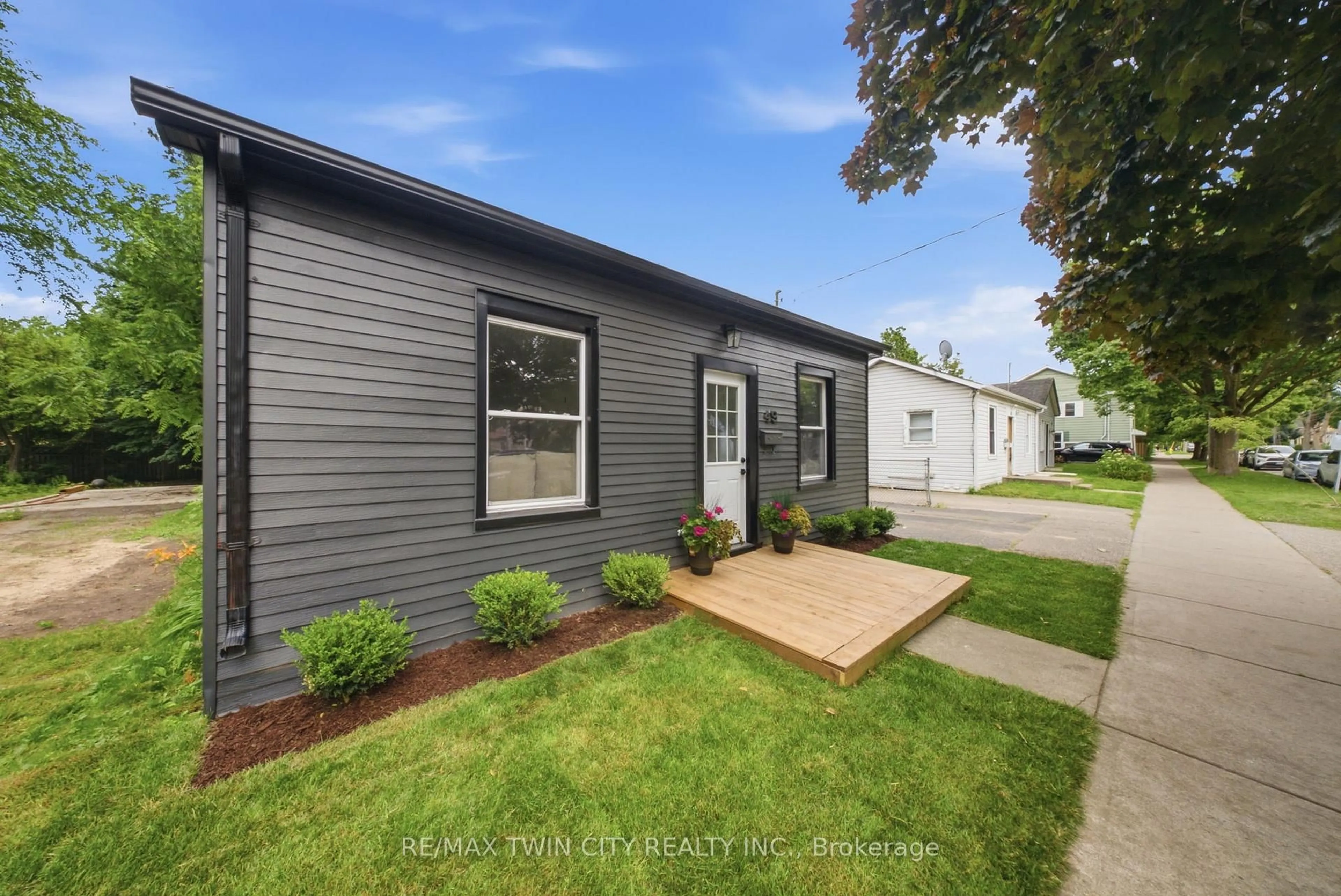 Home with vinyl exterior material, street for 49 Pearl St, Brantford Ontario N3T 3N5