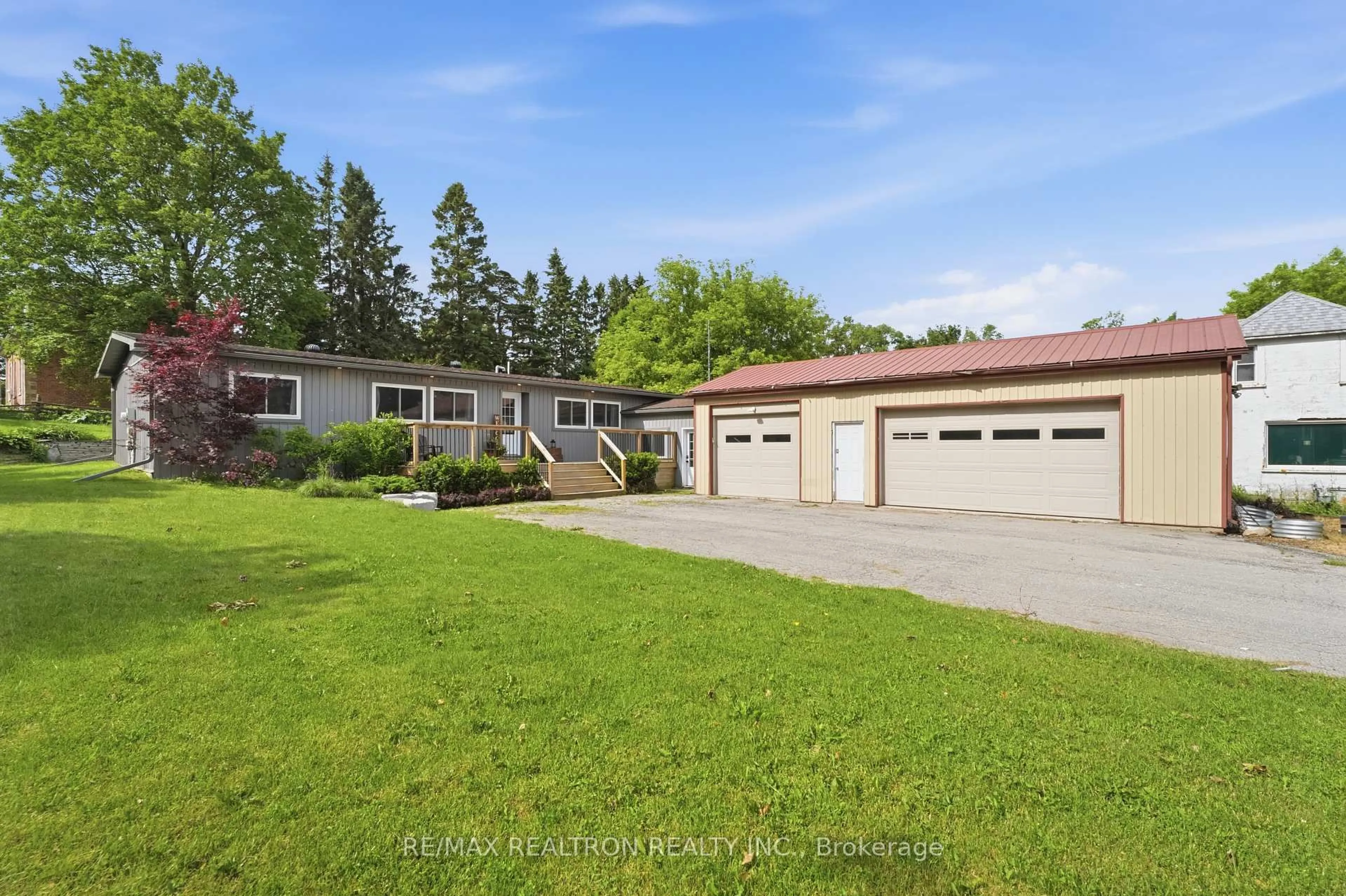 A pic from outside/outdoor area/front of a property/back of a property/a pic from drone, street for 18 Station St, Amaranth Ontario L9W 0V2