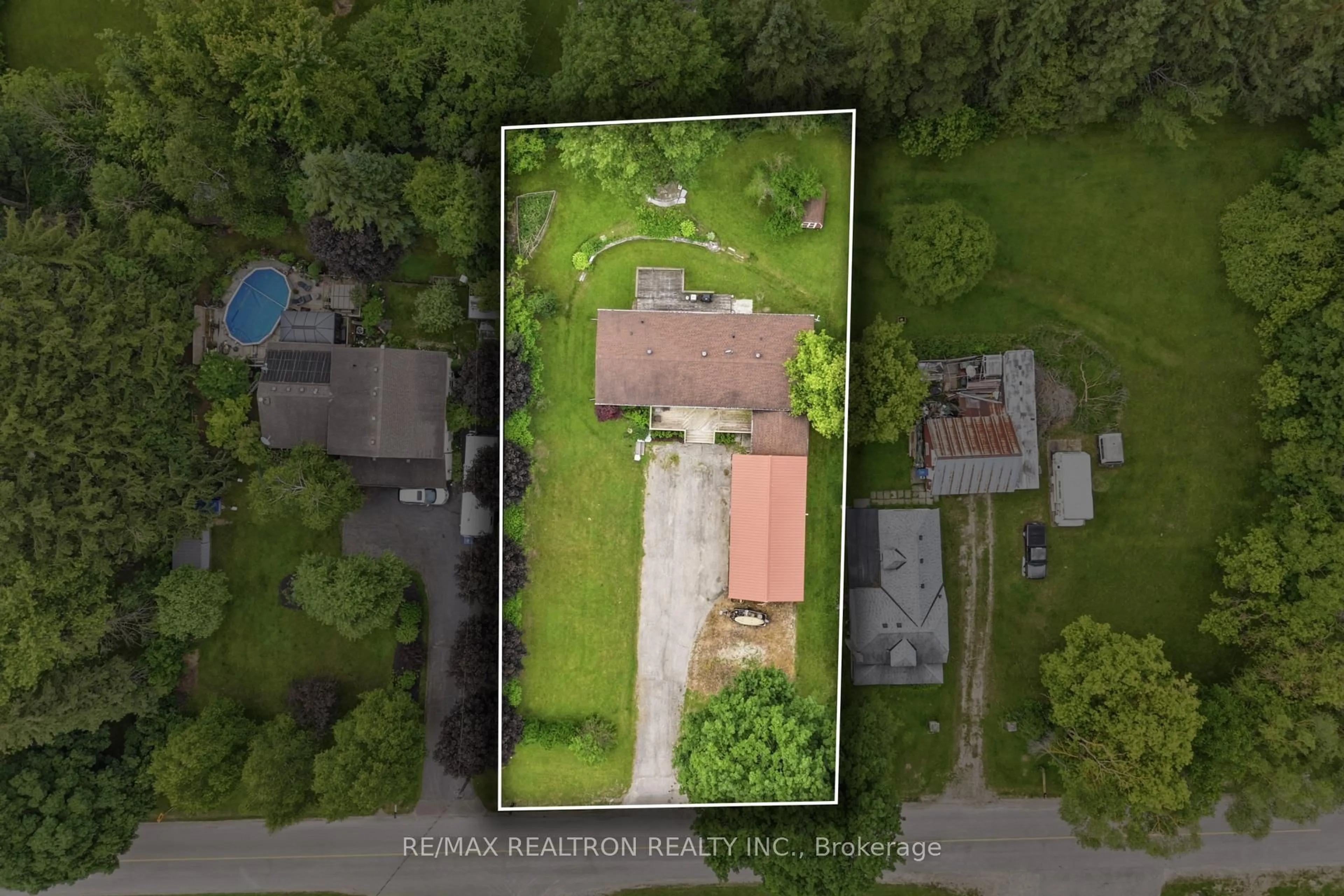 A pic from outside/outdoor area/front of a property/back of a property/a pic from drone, street for 18 Station St, Amaranth Ontario L9W 0V2