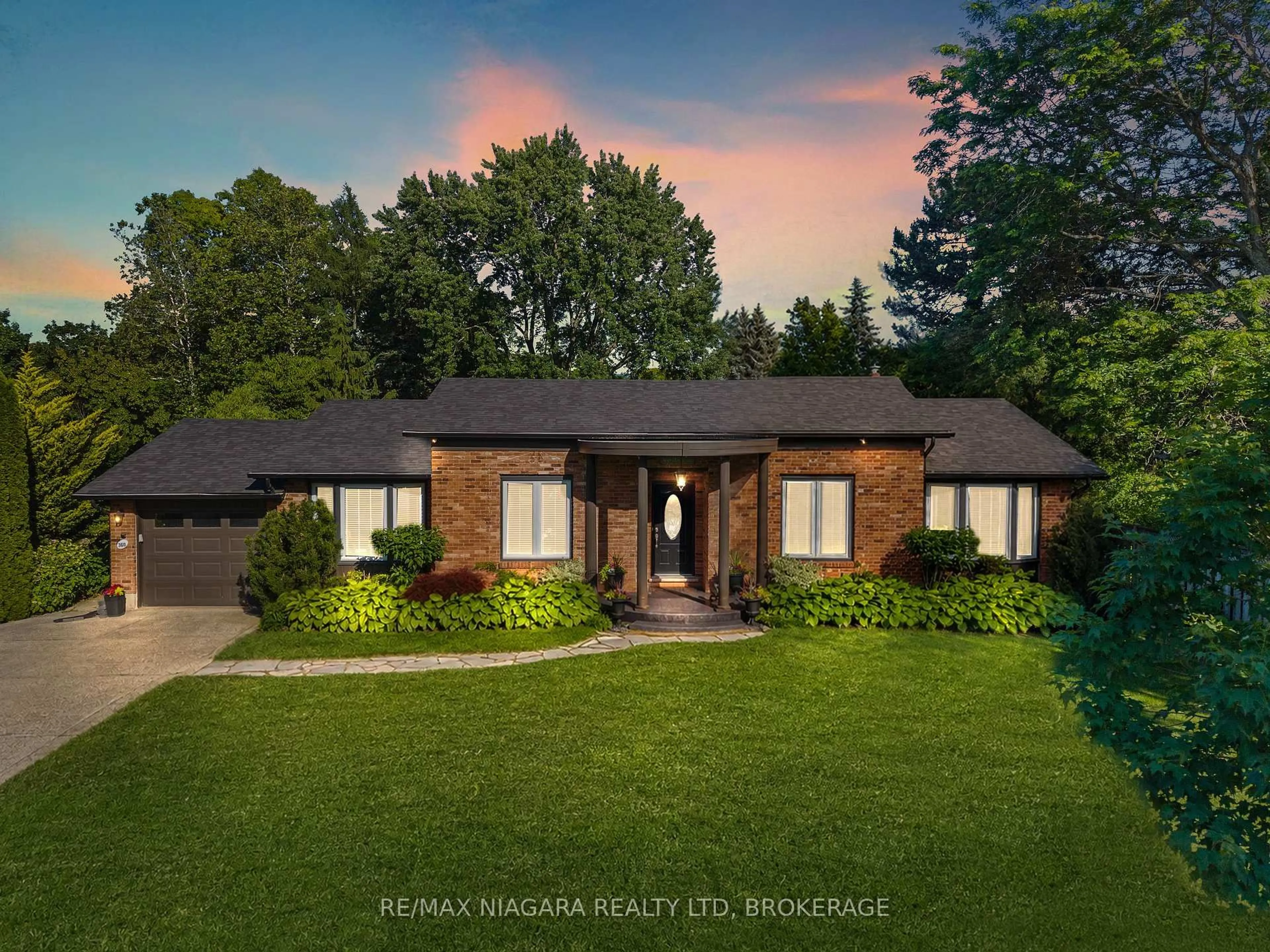 Home with brick exterior material, mountain view for 360 DORCHESTER St, Niagara-on-the-Lake Ontario L0S 1J0