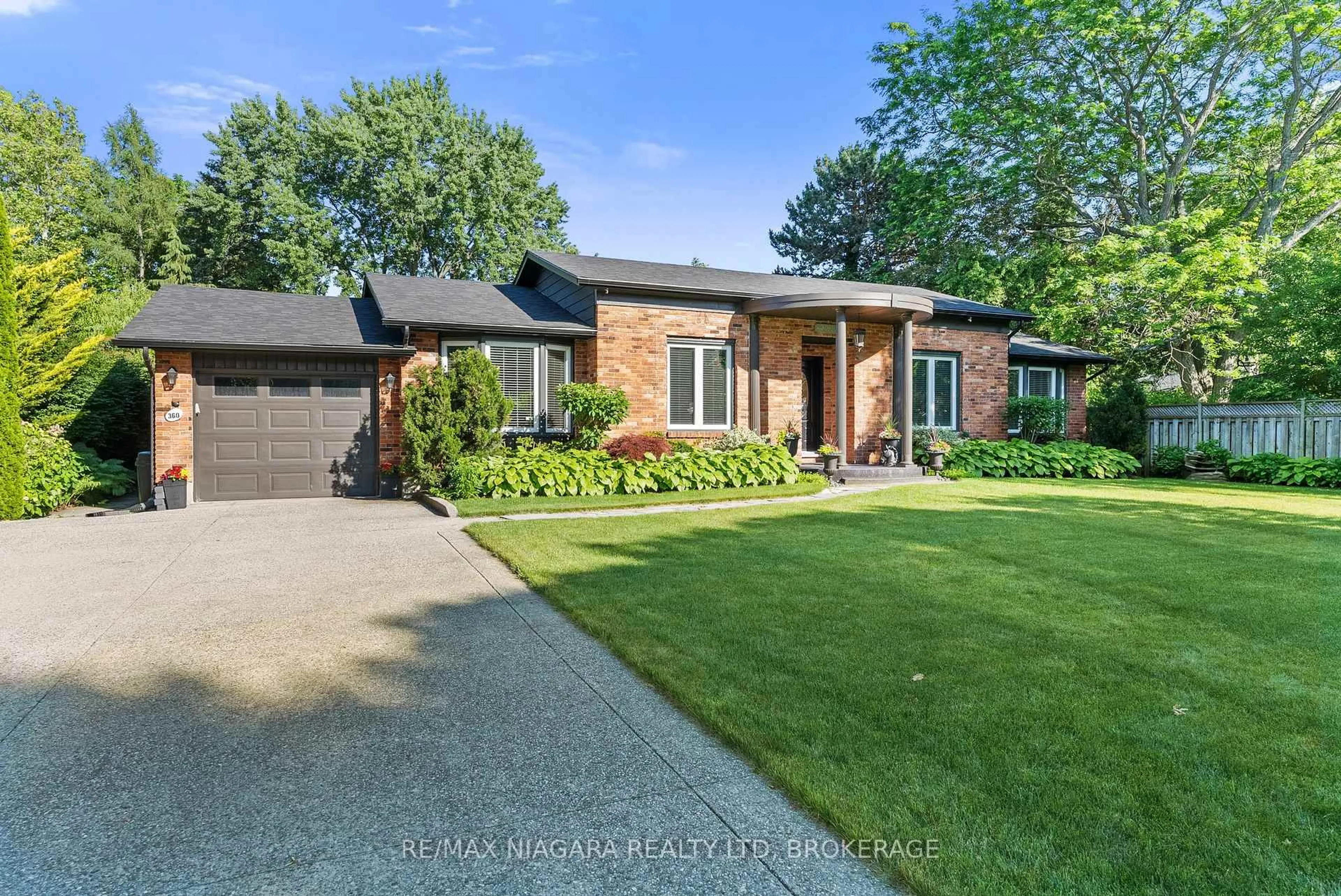Home with brick exterior material, street for 360 DORCHESTER St, Niagara-on-the-Lake Ontario L0S 1J0