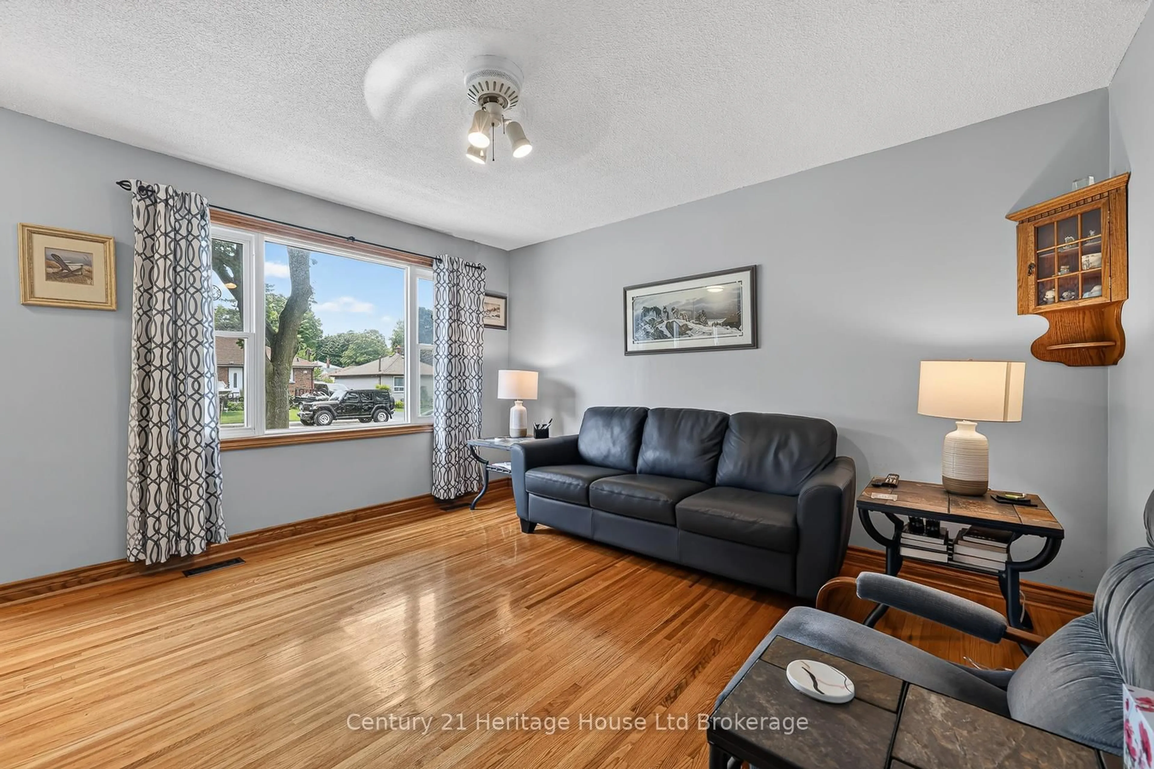 Living room with furniture, unknown for 209 Butler St, Woodstock Ontario N4S 3A8