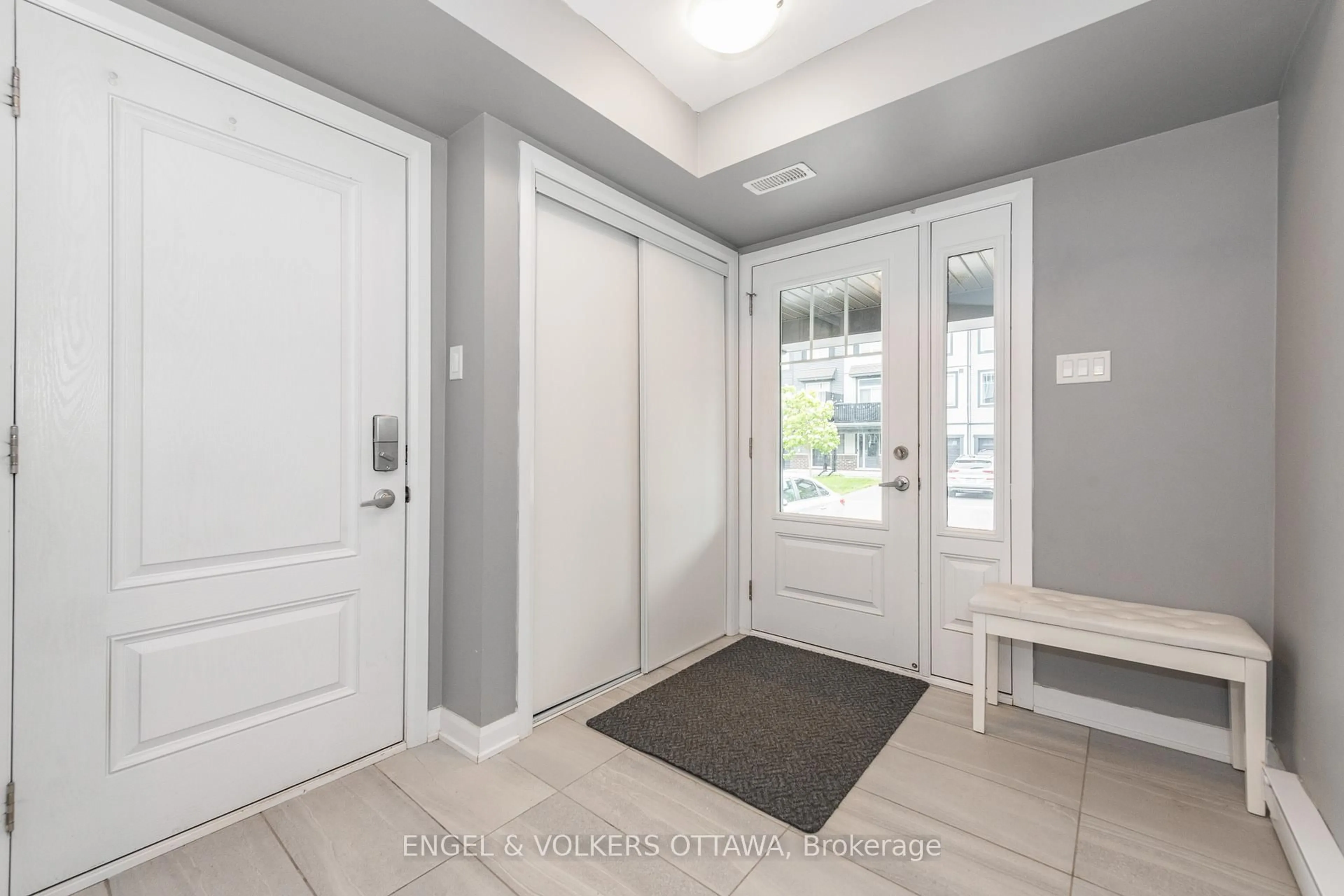 Indoor entryway for 517 Galmoy Way, Ottawa Ontario K2J 6V1