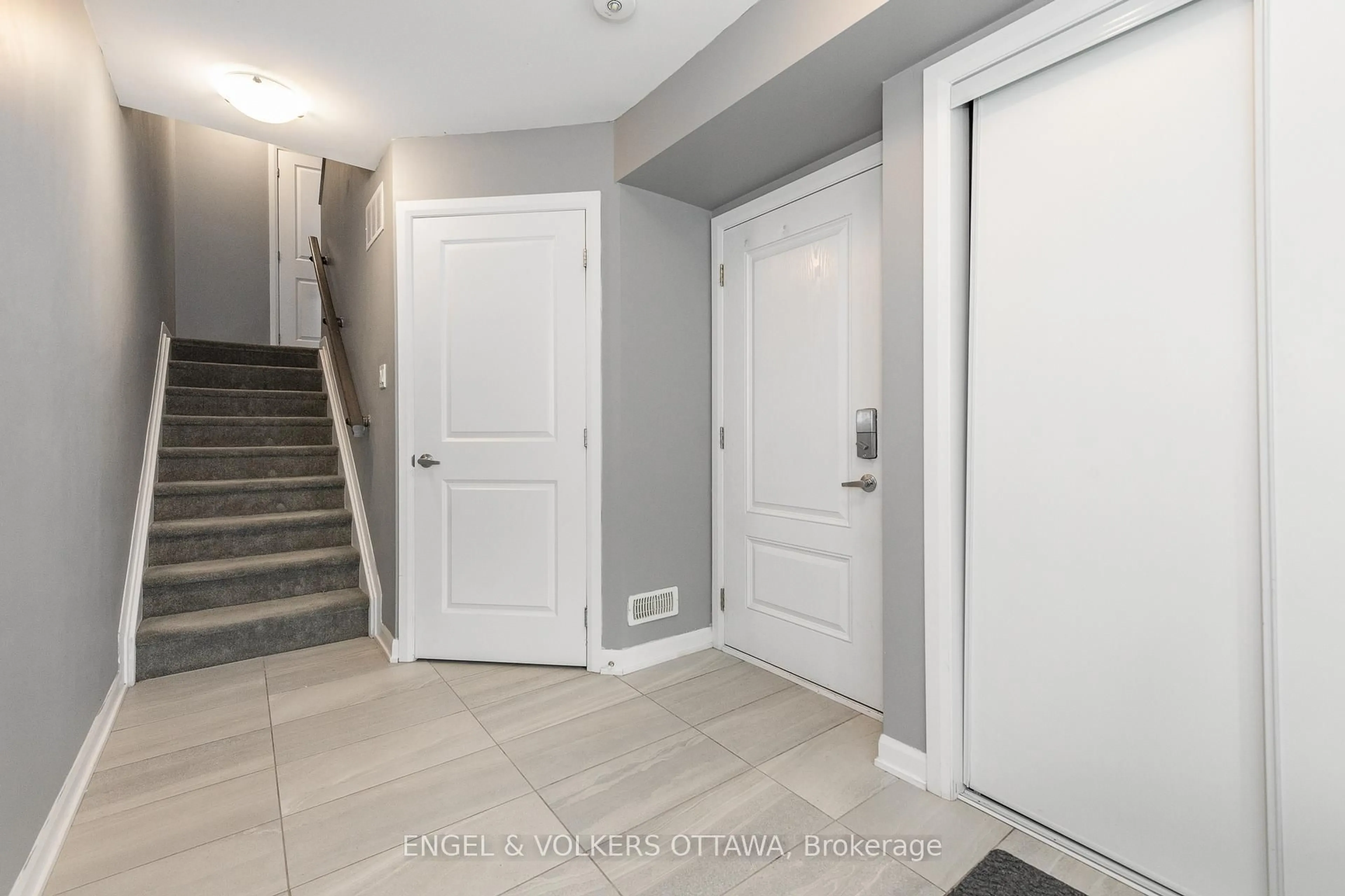 Indoor entryway for 517 Galmoy Way, Ottawa Ontario K2J 6V1