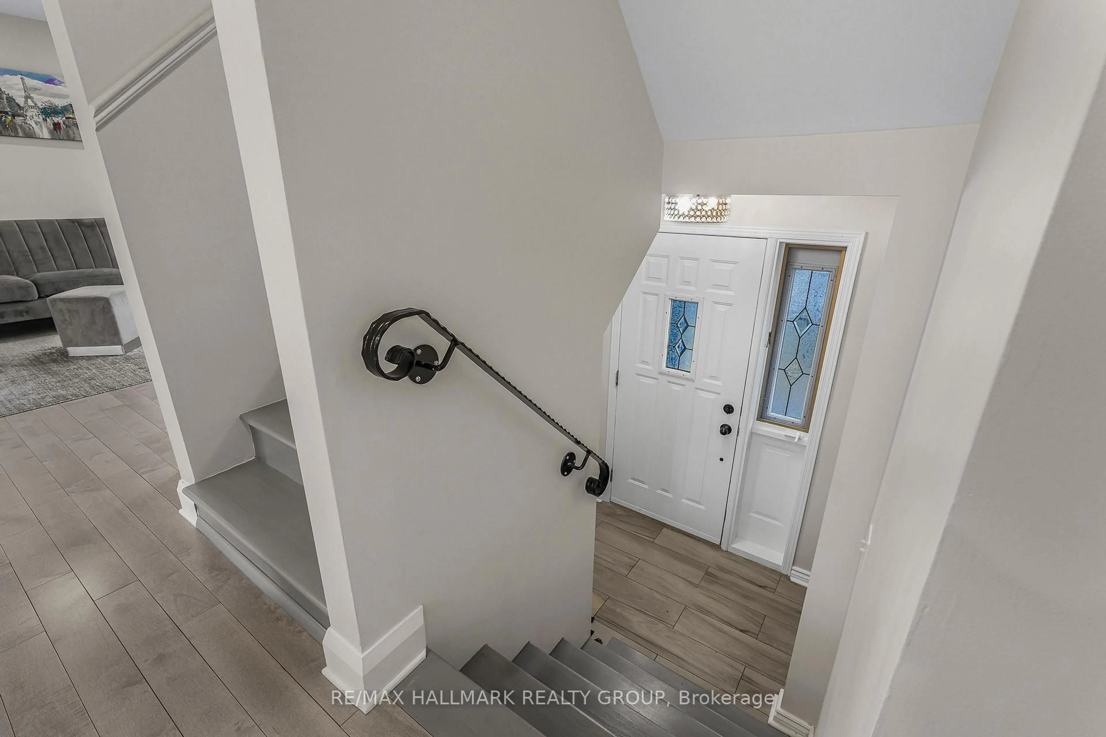 Indoor entryway for 436 YVES St, Clarence-Rockland Ontario K4K 1E9