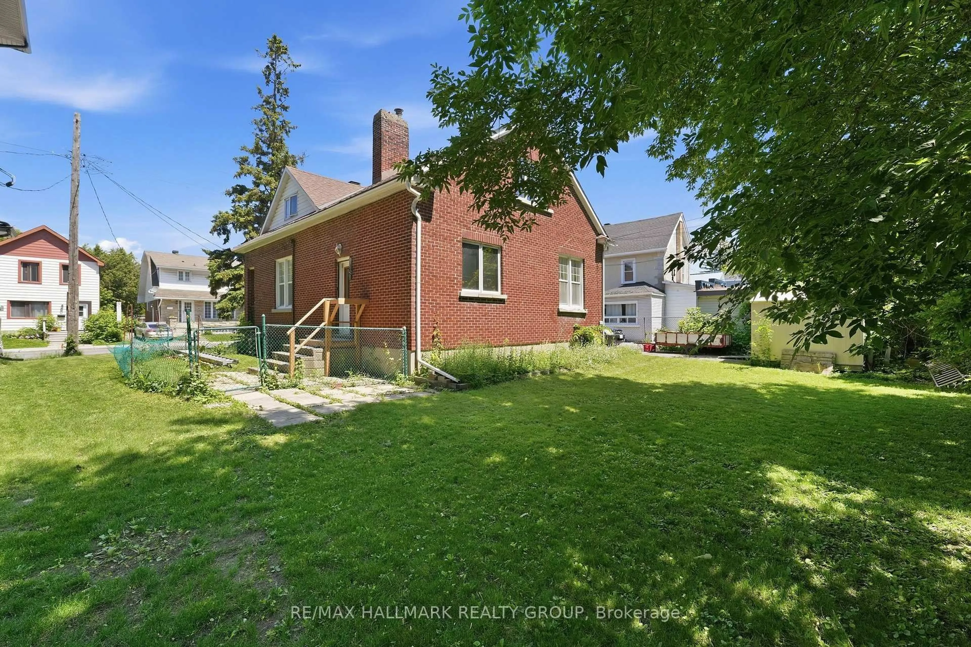 A pic from outside/outdoor area/front of a property/back of a property/a pic from drone, street for 70 Queen Mary St, Ottawa Ontario K1K 1X7